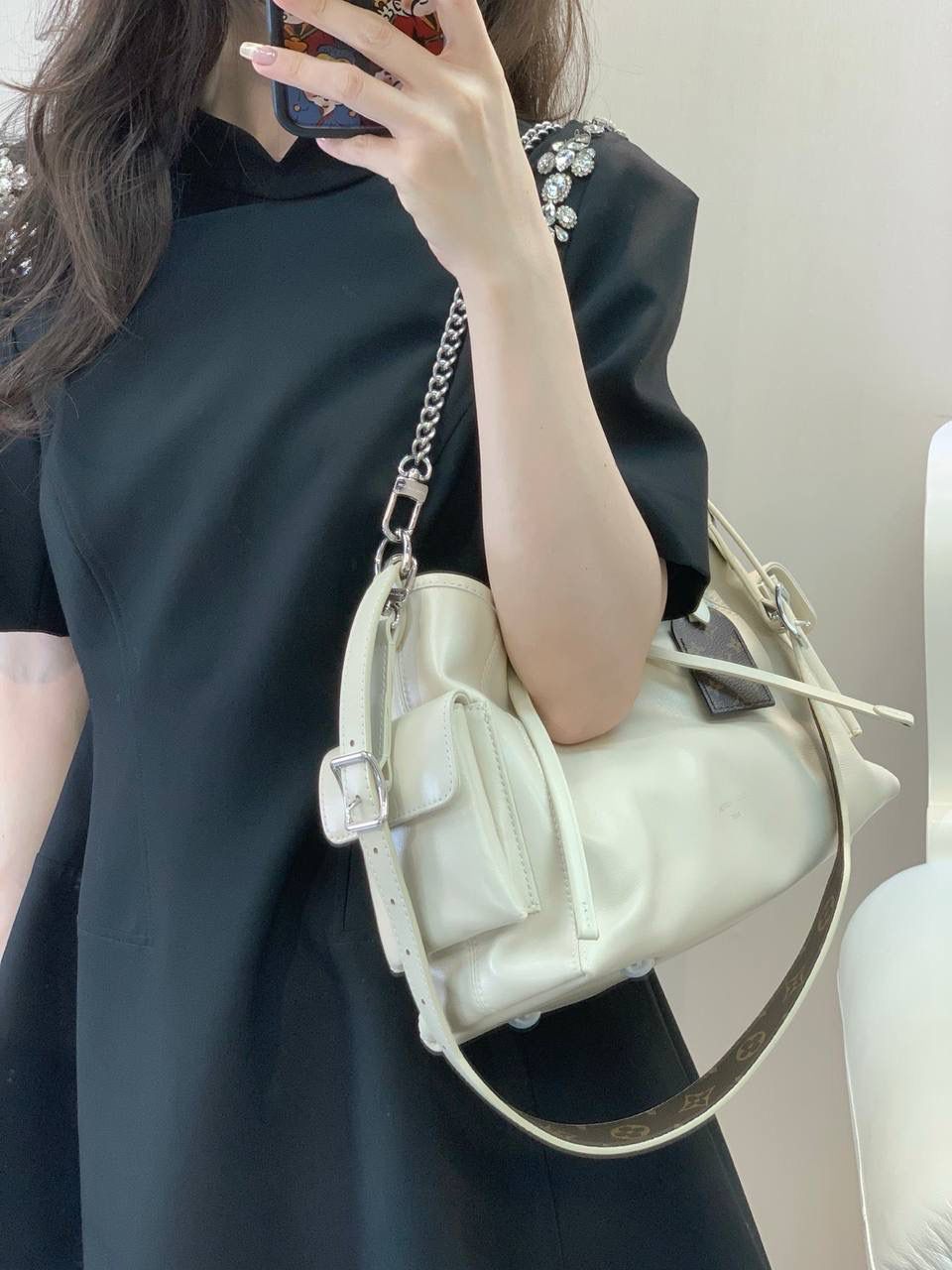 LV奶白色 Carryall👜✨ 噢莫噢莫！！ 奶白色的也太乖太奶了 一整个大心动了！！！ 全皮质感高级感满满💯 而且肩带是老花的 真的太爱了！🥹❤️