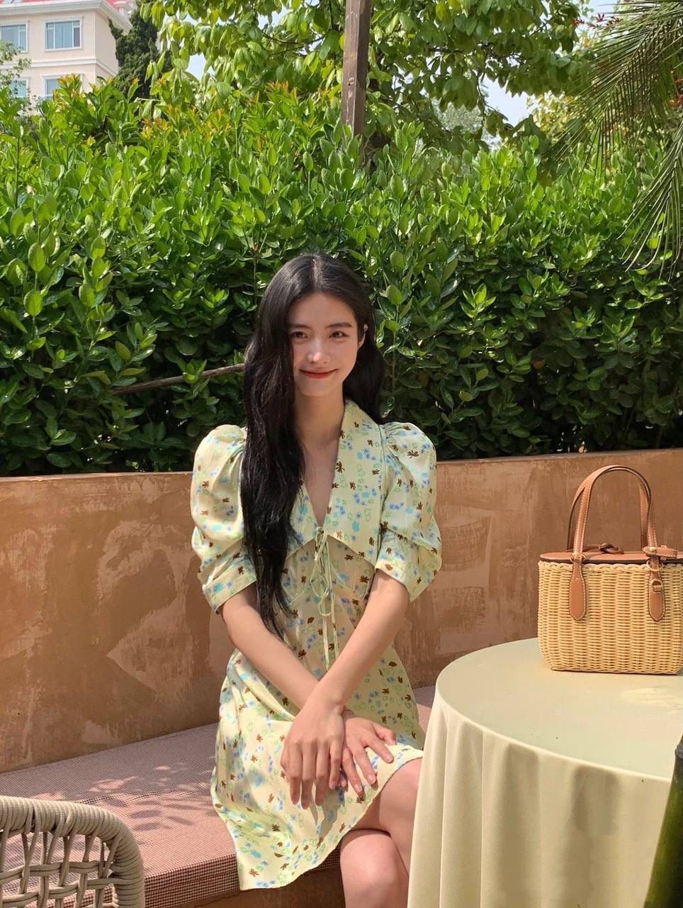 🈶棕色 𝗠𝗶𝘂𝗠𝗶𝘂藤编款 好喜欢编织风的清新与浪漫 满满都是梦幻般的高级感 这款小篮子独特的甜美气息 真的嗲爆了！纯手工编织配小巧精致的包型 超级让人着迷～ 随手拎着夏日感直接拉满 去野餐或海边度假，更是绝绝子 miu女孩们菜篮子的季节来咯 快来买它！ 15×20×8.5cm #F0030m