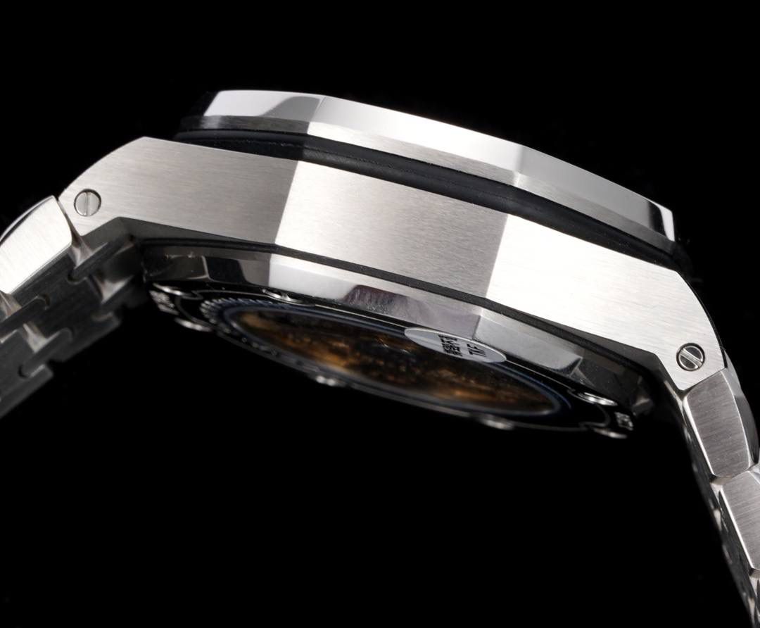 TK Factory皇家橡树离岸型26400/26238/26470系列正式登场！款式最全，做工最好的爱彼计时款腕表来了，有做工好的顶级货，廉价的小厂货就别去考虑了！ 1，机芯采用12位小秒的定制版3126计时机芯，完美还原原版所有功能。经过精密打磨，大大加强了其稳定性。 2，其中碳纤维系列表壳采用全新碳纤维复合材料——「Carbon TPT® B.4」打造，这种高科技材料比常规 Carbon TPT® 密度提高4%，纤维硬度提升15%，树脂强度提升30%，材料结构经过各项异性优化，保持轻盈同时无比坚韧，提供迄今最强的抗冲击性能。 3，字面颜色均采用目前最先进电镀技术，非几年前的简单喷漆技术。每一个巧克力格纹装饰，通过CNC级别打磨，无限接近原版。 4，同步原版搭载微微活动头粒，胶带采用进口氟橡胶材质，皮带采用美洲鳄鱼皮材质，更加耐磨耐造。