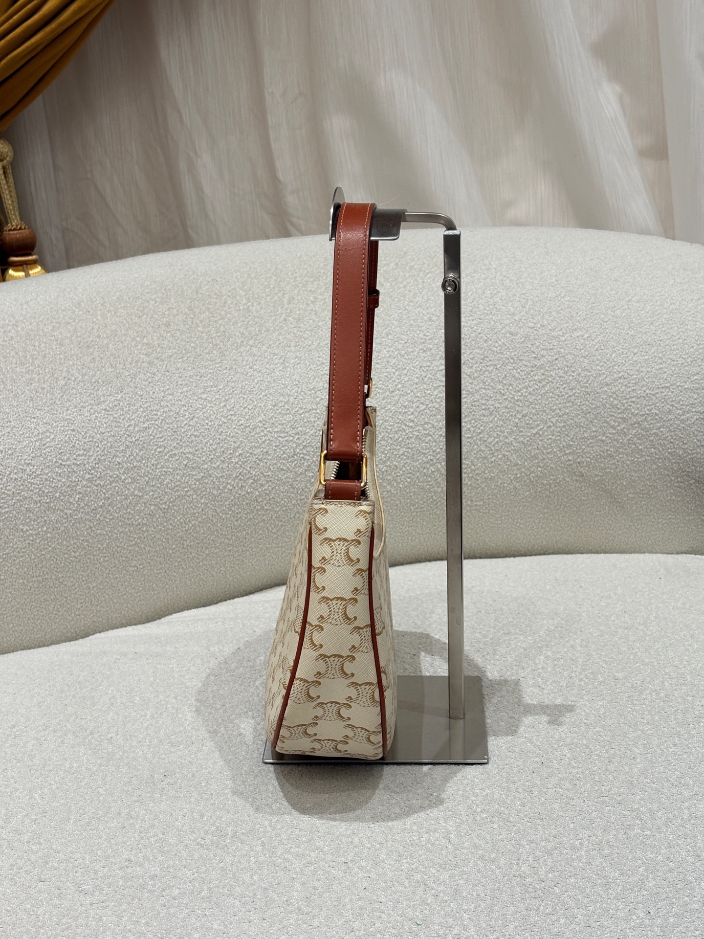 【預訂貨品】CELINE AVA 經典老花牛皮腋下包