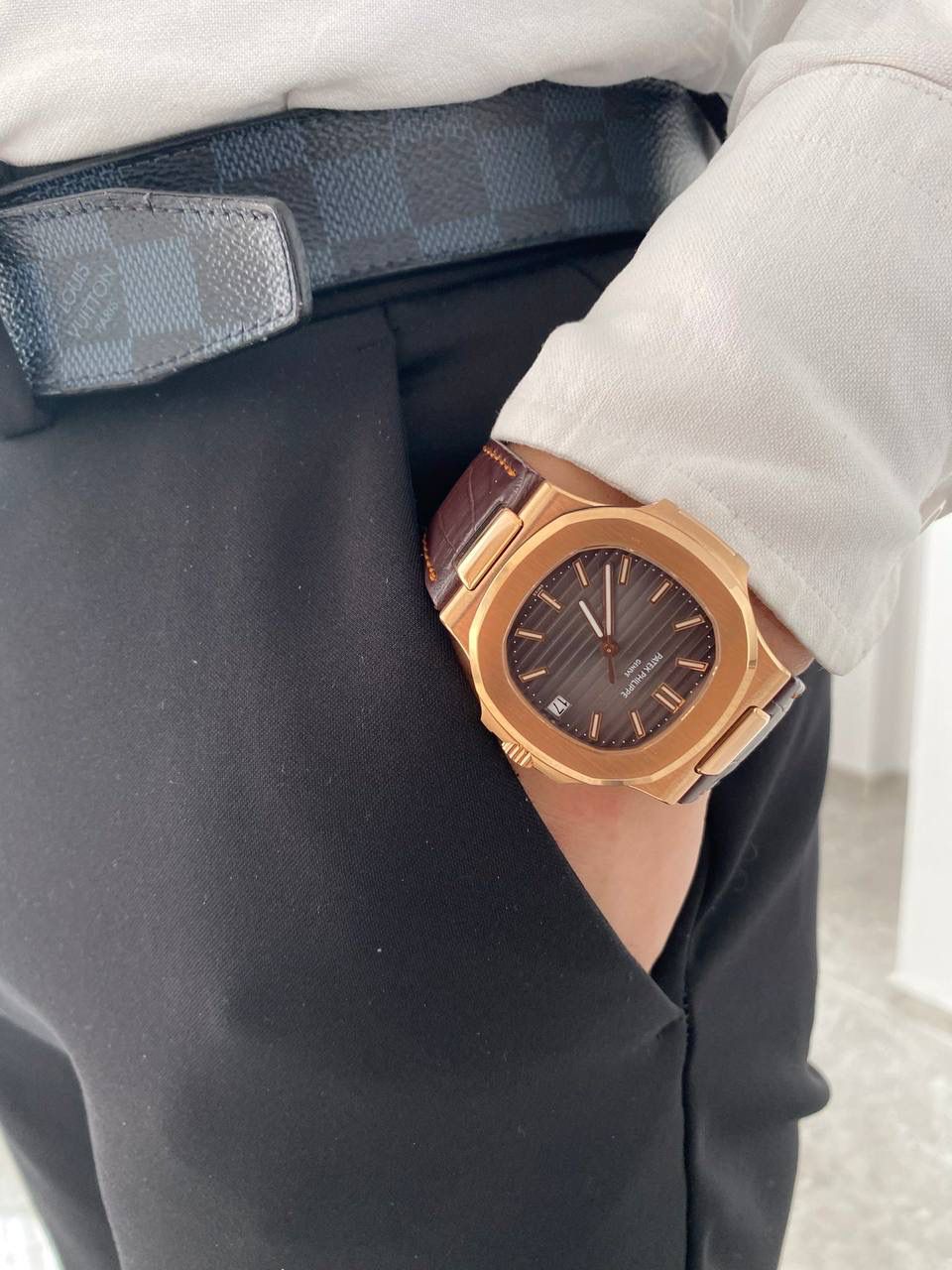 鹦鹉螺市场独家专用机芯，升级无噪音刻字版原版机芯🔥🔥 详细升级解读: 1.升级机芯全部精雕刻字，清晰不磨损，纹理做到极致。 2.升级自动陀片，采用瑞士超精密轴承，业界史无前例的安装陀片工艺。做到百分百降噪音。 3.原版机芯，无假夹版，无假摆轮，无假红宝石。WY-3k厂完整的复刻出3.3毫米的绝版高品质324SC机芯. 4..升级表盘刻度夜光超亮，而且整体做到和谐一致同步亮度。 5.鹦鹉螺经典蓝盘，目前改进与正品一致的颜色，秒杀其他工厂的表盘细节和做工。 6.日历窗口每一只手表做了水平正位，不出现偏斜遮挡。 7.把头调节档位顺畅度的多次调试，调试到最佳状态。使得升级版手雷调校时间和上链的手感畅顺 8.升级了整个手表厚度8.3毫米，完美实现全网最薄机械表，等同原装厚度。佩戴起来舒适无比。 9.重点强调324Sc机芯顺时针调日历，也就是由上往下调日历。注意辨析和正品一致。 10.调节时间的时候，拉表冠二挡。大秒针是不停止的。和正品也是一致。