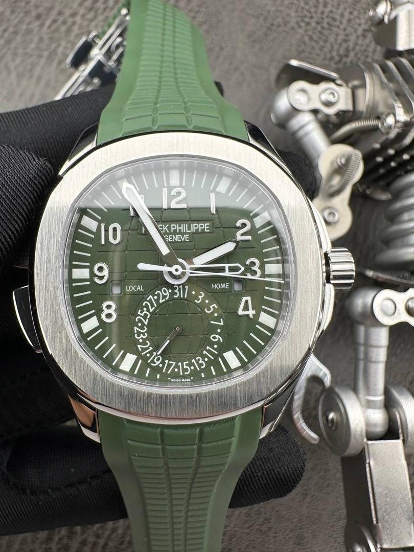 百达翡丽Aquanaut系列😎 【表壳】40.8MM表径，不锈钢材质，圆润的八角壳型恰到好处，表壳左侧的鲨鱼鳍型设计，是可以前后快调中央镂空时针的按钮，这枚指针可以用来指示第二时区时间。 【表盘】黑色浮雕表盘，金属立体字块，覆荧光涂层时标。3、9点钟分别显示”HOME”与”LOCAL”的方形昼夜视窗，蓝白二色各自代表晚上与白天，6点钟位置是指针式的日期盘。 【机芯】成功实现百达翡丽5164A-001内载的324 SC FUS自动上链机芯功能，大三针基础机芯上搭载两地时间模组。 配有休闲气息的Tropical表带，正是为年轻世代所准备的奢华运动表。