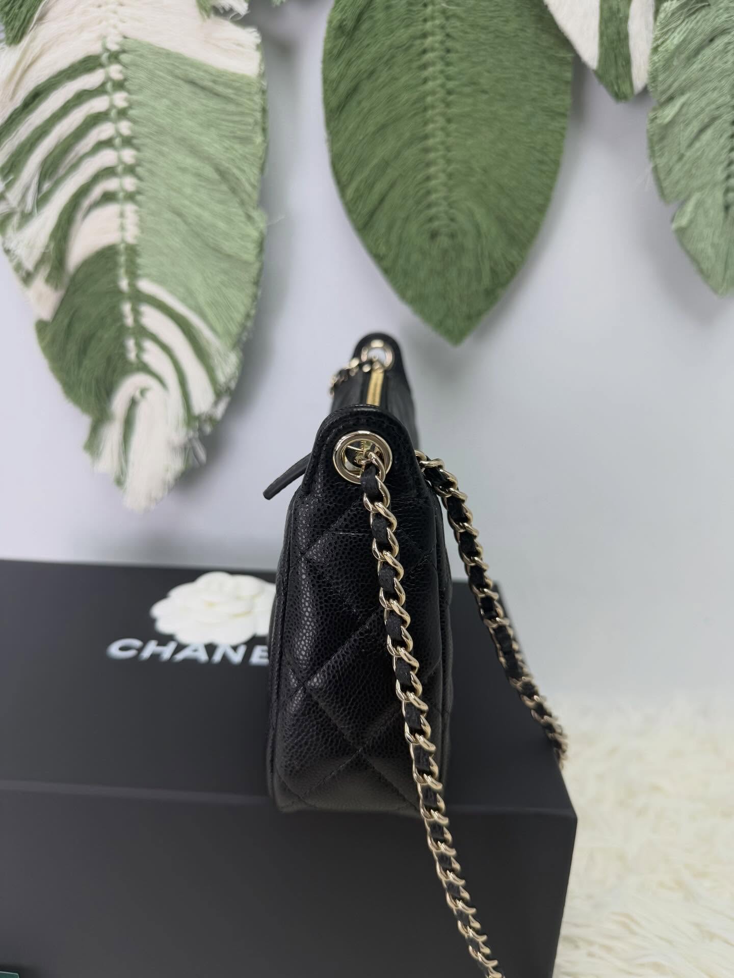 🤍閑置品 黑色 荔枝牛皮 麻醬包 晶片款2025年 全套有單💚#AOAOCAVECHANEL🫶🏻配件 -塵袋、盒、2025年收據🫶🏻💰價錢 - $2498099%new#收袋王喜歡的話快點pm/whatsapp 我們💓銷售熱線51111 321（whatsapp)我們服務包括有：手袋飾物回收、手袋置換(一換一、一換多也可以） 、專業手袋鑑證、專業手袋護理購買方法🏢親臨門市 荃灣南豐中心15樓1521室（荃灣地鐵站a出口1分鐘到）敬請預約❤️只賣正品正貨，任驗💓🫰🏻❤️‍🔥本店為香港註冊公司絕對真貨，信心保證👍🏻🫰🏻本店設有鑑證服務，有駐場鑑證師✨歡迎追蹤我哋各個平台緊貼最新優惠x貨品🔥😍👇🏻👇🏻👇🏻👇🏻👇🏻👇🏻👇🏻👇🏻⭐️Instagram: aoaocave🌈Facebook: aoaocave收袋王🔥Carousell: acluxuryhk👆🏻👆🏻👆🏻👆🏻👆🏻👆🏻👆🏻👆🏻___________________________Disclaimer🫰🏻All trademarks and copyrights are reserved to the original brand holders. @AOAOCAVE sells only authentic goods and is not affiliated with any of the brands mentioned.@AOAOCAVE 跟任何品牌無關，而且沒有持有任何品牌資版權，亦沒有與任何品牌合作。所有商標及版權歸屬於品牌坊所有，帖子只作分享用途。#aoaocave #手袋回收 #名牌買賣