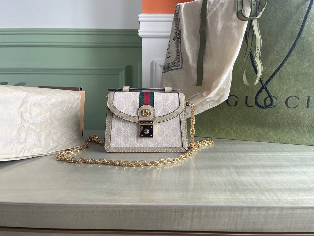 独家特级正品 g696180：尺寸：17.5136cm!全新时装系列用色彩讲述动人的故事。gg supreme帆布是品牌的一款代表性面料，其灵感源自30年代的典藏设计。经典米色和乌木色设计经焕新演绎后，呈现为米色和白色的清新组合。🔥🔥