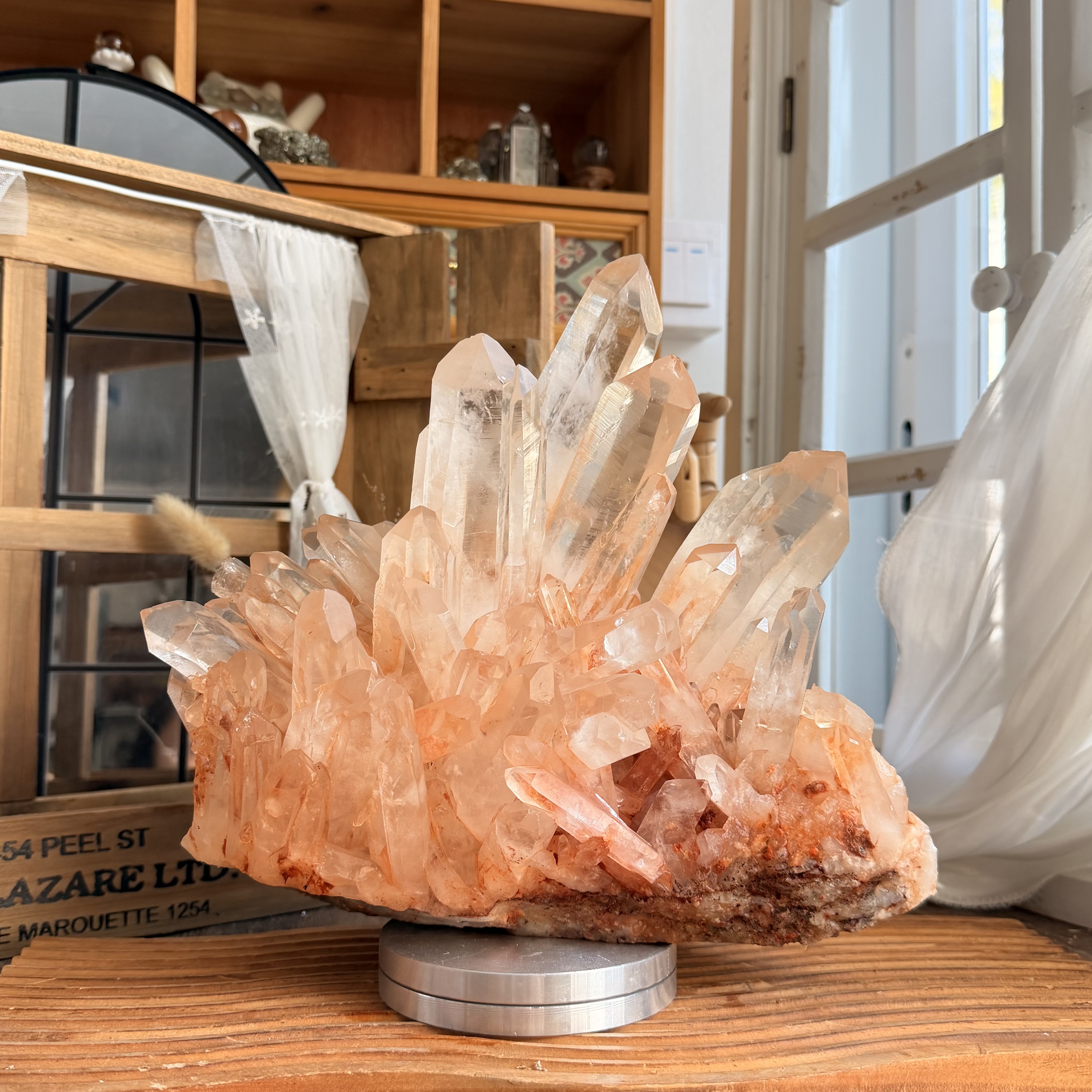 天然橙色皮白晶簇（包底座）