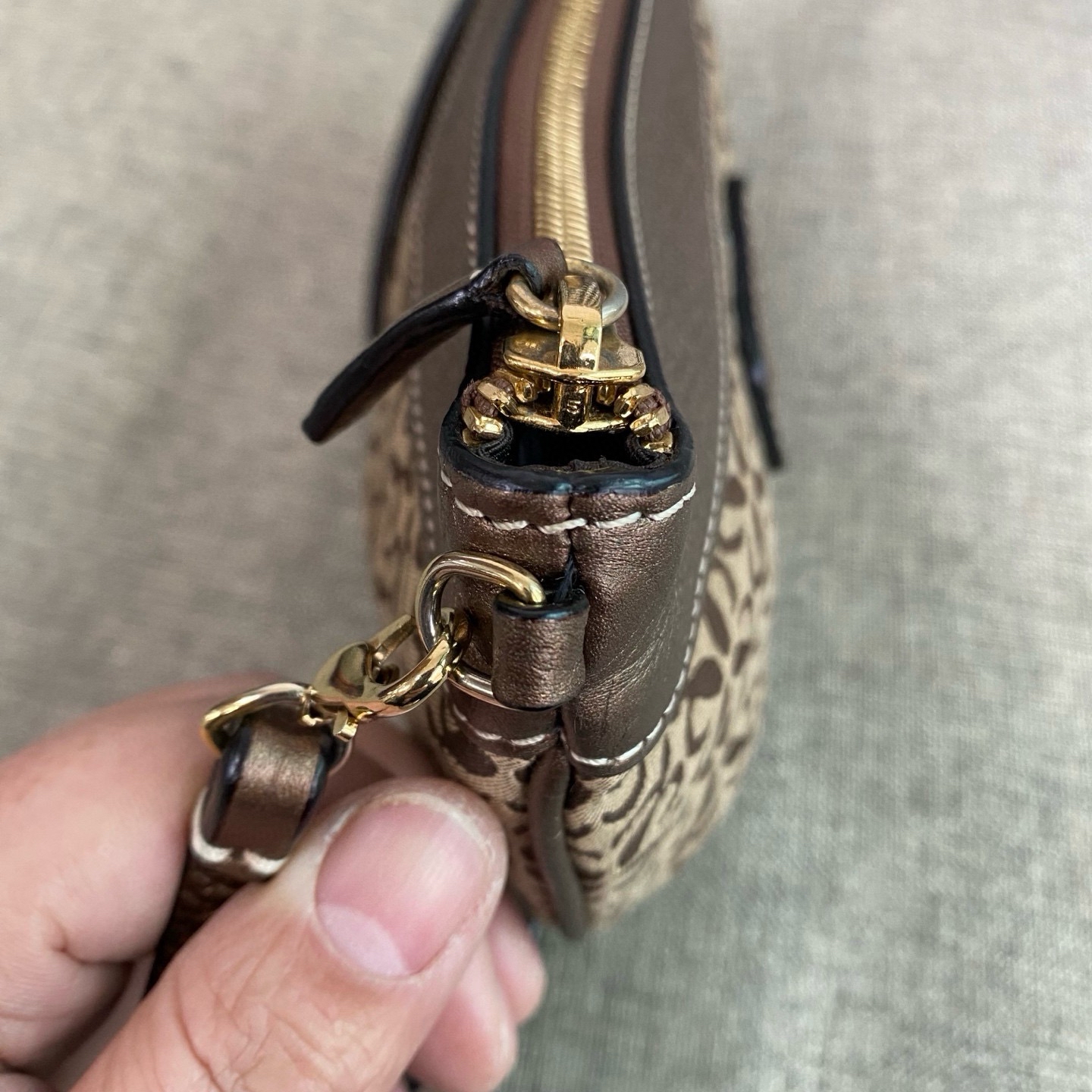 【預訂貨品】LOEWE老花腋下包 