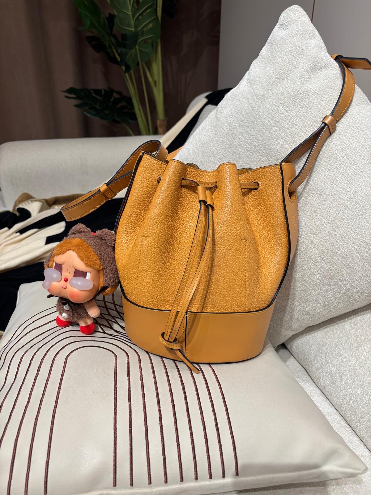 Loewe balloon bag Calfskin 100%Authentic ,95%new✅dust bag 