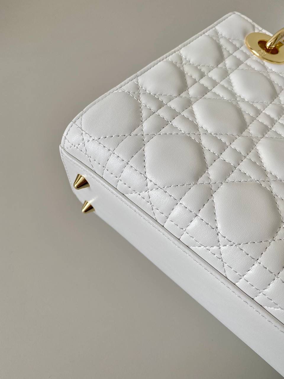 🈶白金 𝗗𝗜𝗢𝗥 𝗟𝗮𝗱𝘆羊皮四格金扣 戴妃作为经典的代表，怎么买怎么对 特别手拎时会显得整个人非常温柔优雅 四格尺寸比三格更大气稳重，不后悔系列 我一直都推荐女生一定要有一只经典款 每个颜色都很好看，完全不需太纠结 进口原厂羊皮➕全钢五金，终极版 （配6个五金图案 全套包装） 20×16.5×8cm 4123m