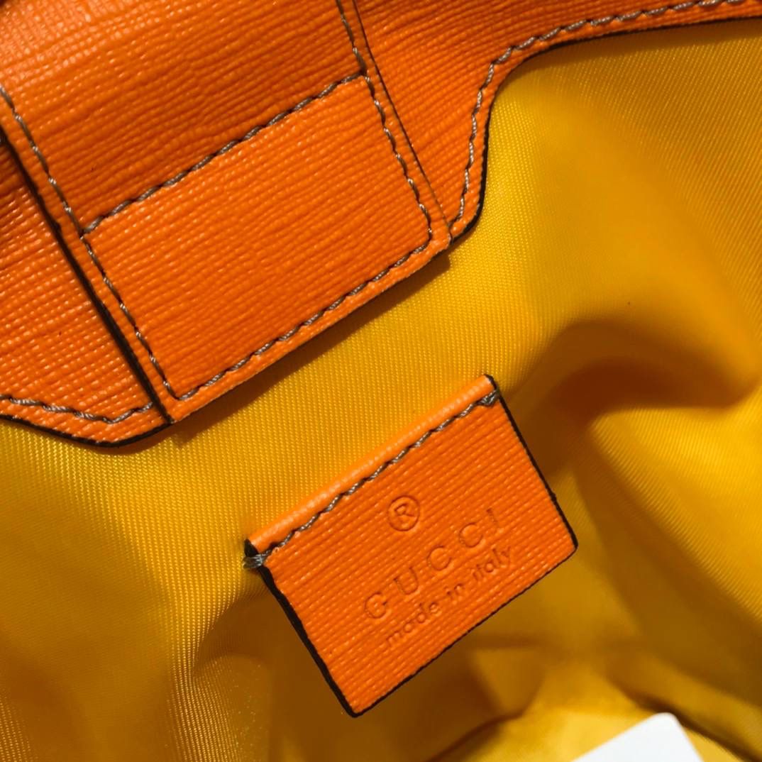 🔥𝙂𝙪𝙘𝙘𝙞原厂菠萝包 这款儿童菠萝包依旧很火，高颜值的搭配，很多小姐姐看到它都是毫无抵抗力～敲可爱！ 小菠萝：580850 尺寸：10*20*16cm