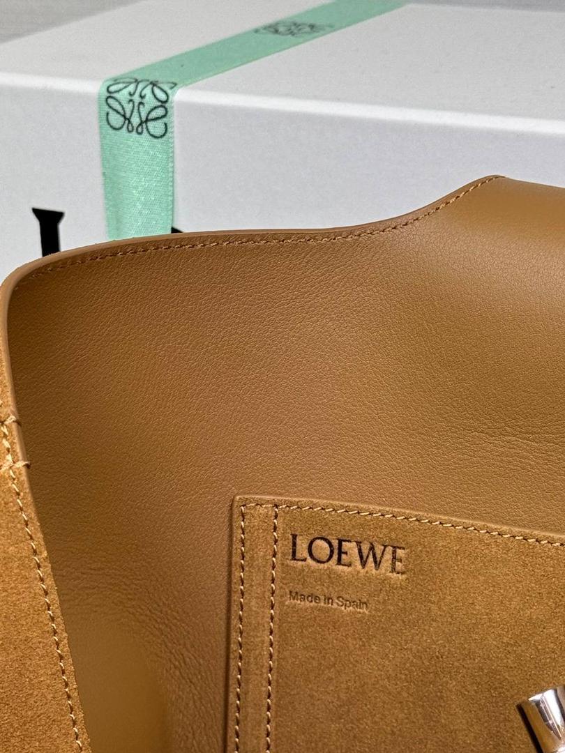 🎈 𝙋𝙚𝙗𝙗𝙡𝙚 𝘽𝙪𝙘𝙠𝙚𝙩 「大号/烟草色」 独家新款首发‼️‼️ （转图必卖） 尺寸：𝟐𝟖-𝟐𝟕-𝟑𝟑𝐜𝐦 编码：06234183【配全套礼盒】 该款大号采用绒面牛皮制成，内里进口Napa小牛皮，将最纯粹的简约线条与瞩目设计风格巧妙融合，造就别具一格的创新手袋。 标志性的Anagram雕刻五金兼具装饰和实用功能，🉑调节肩带长度适合多种背法，独特的扭曲结构与微妙的细节相得益彰。