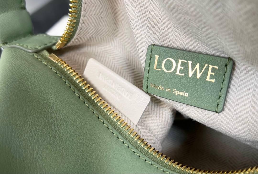 * 小号纳帕牛皮 𝐂𝐮𝐛𝐢 手袋👜 颜色：竹青绿 尺寸：21-17-13cm（中部最宽24cm） 编码：062207 Cubi手袋是一款宽敞的手拎肩包，带有牛皮革底座和柔软的包身。拉链头上的心形骰子五金🎲。肩背或手拿*可调节肩带*拉链封口，牛皮革拉链头*内部插袋*人字纹棉纺布内衬里*Anagram压纹