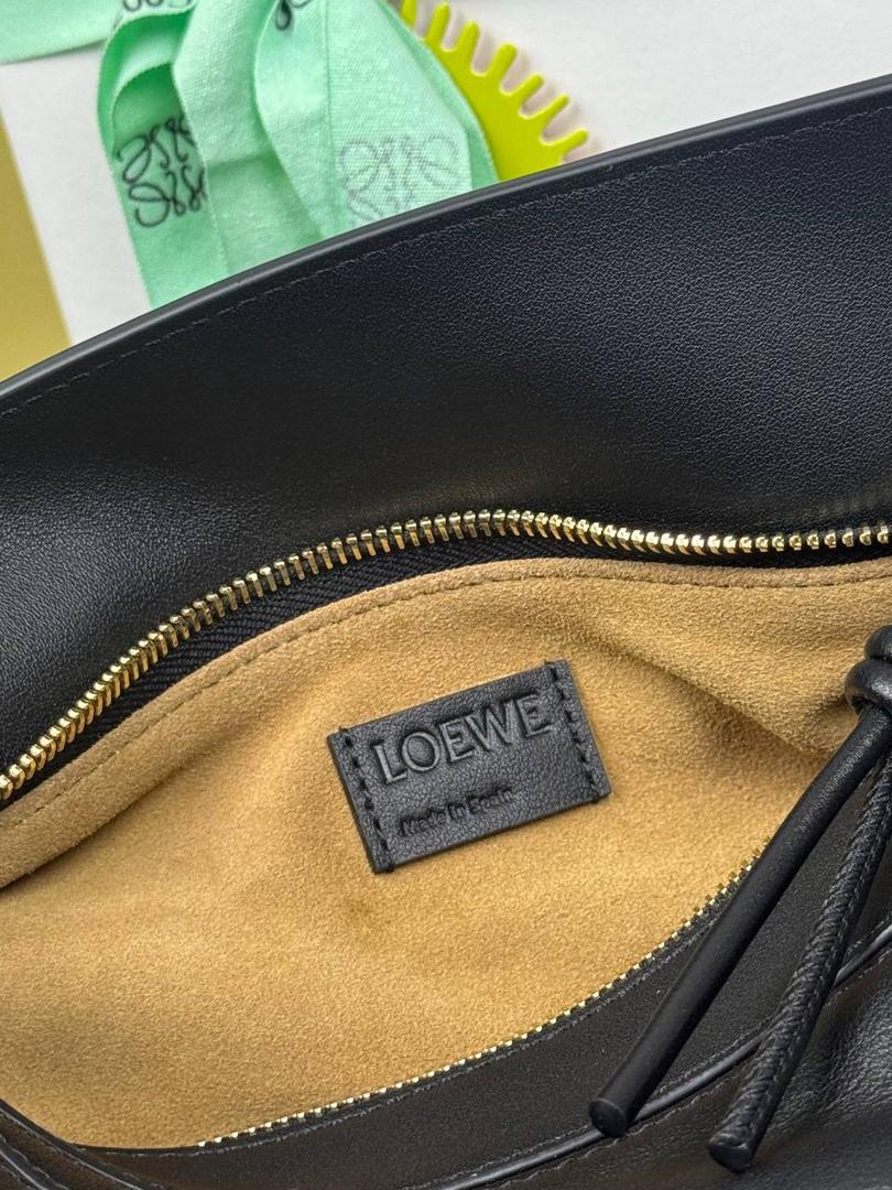 🎈最新编织手腕𝙋𝙪𝙯𝙯𝙡𝙚 ——【黑色】 尺寸：𝟐𝟒-𝟏𝟎.𝟓-𝟏𝟔.𝟓𝐜𝐦 编码：062405 【配全套礼盒】 ♥️以罗家经典几何设计，搭配独特的编织手腕，绒面内里。 ♥️容量大，经典百搭，可拆卸肩带，有单肩，斜挎，手提等多样化背法。随性时髦洒脱，实用性强。 ♥️独家背景➕独家品质➕独家全套砖柜礼盒套装，市场高端品质皆在我手✌🏻