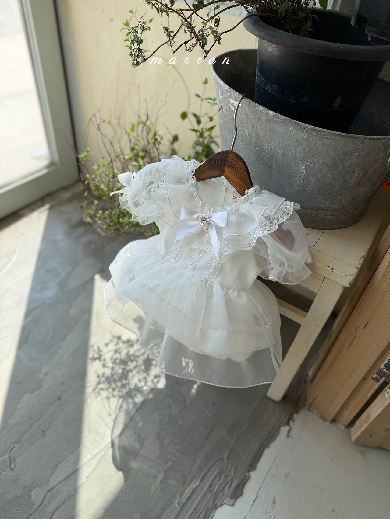 ☀️預訂 韓國直送☀️🇰🇷Marron兩色寶石絲帶蕾絲薄紗泡泡袖包屁裙