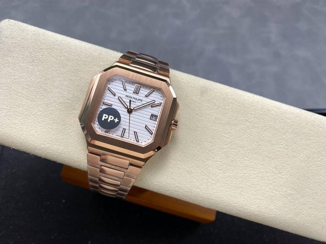 PP+ 百达翡丽 方形 新系列CUBITUS 5821腕表 亮点特色：1️⃣机芯:搭载定制9015改Cal.26-330 SC一体机，调时不停秒，调时不停秒，摆轮位置均与正品一致，自动上链机芯。2️⃣钢带:316L定制级人体工程学表带，新扣款式。3️⃣表壳:尺寸45毫米厚度仅8.3mm，为表壳对角线长度(即10点位至4点位),因为表壳近似于方形，上下边的宽度会小于这一数值，所以视觉效果并不是很大。 搭配上，5821属于运动风格腕表，日常搭配正装和休闲风格也可以。