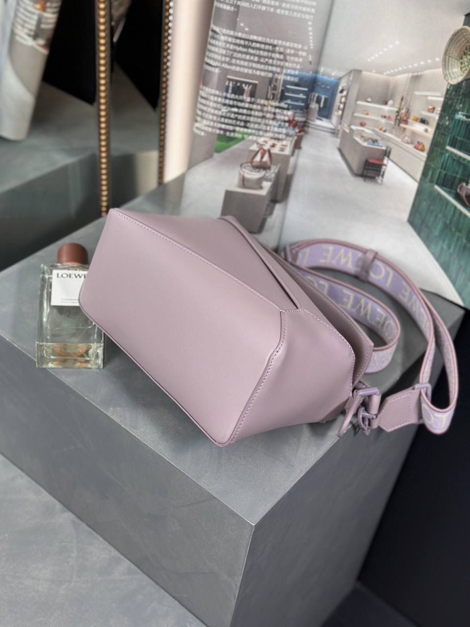 𝙿𝚞𝚣𝚣𝚕𝚎 𝚎𝚍𝚐𝚎 【朕品】 - 23早春🔥 尺寸:24×16.5×10.5cm 编码:052239香芋紫 灵感来自于中国古代陶瓷的单色釉料，在原本经典几何造型升级改版，采用同色系五金配件，同色系提花肩带（可调节长度）和同色系陶瓷小兔子挂饰。 除了色彩上的灵感，单色釉的缎面牛皮革材质，更加光滑柔软，给包包增添更多新鲜感，以现代视角诠释着单色釉的至雅之美❤️