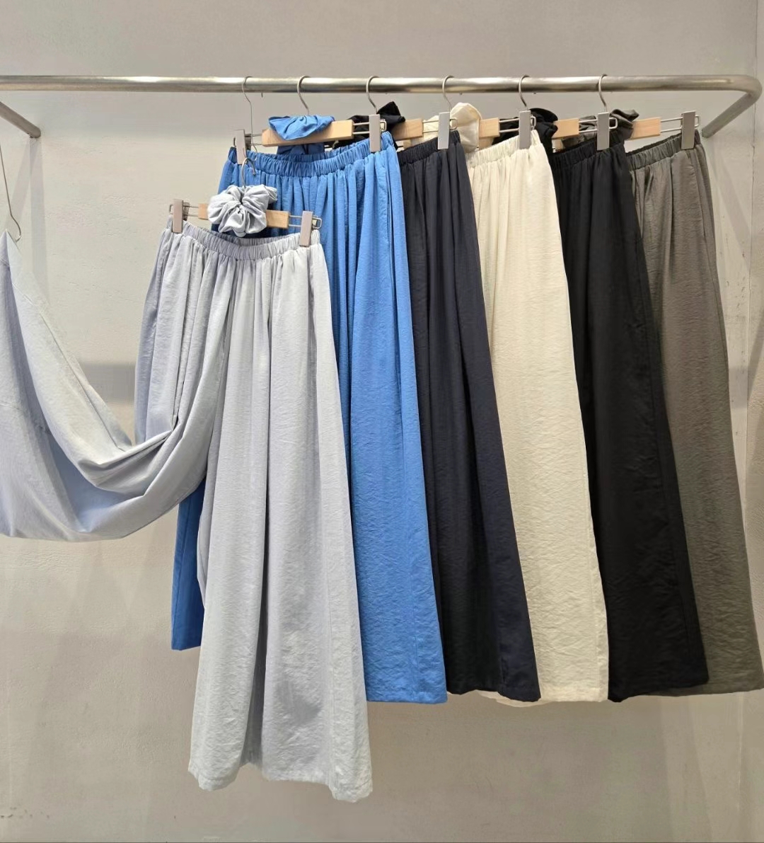 High-Waisted Flowing Skirt Pants with Matching Scrunchie ‖ 高腰垂感裙裤附同色发圈 KR047117102