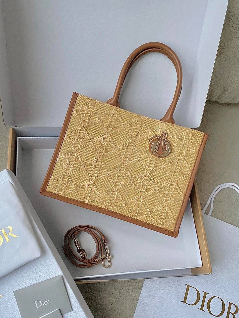 🈶中号 𝗗𝗜𝗢𝗥 𝗯𝗼𝗼𝗸 𝘁𝗼𝘁𝗲 拉菲草 不得不说，D家确实好会玩啊 可以背的托特来了！简直不要太棒 在最最最经典的托特上又衍生爆款了🤟🏻 全新拉菲草材质编织立体菱格，有种野奢感😎 这两年草编包很火，高级的度假风 我要迫不及待到假日啦，想去浪的心啊😍😍 36×16×27cm