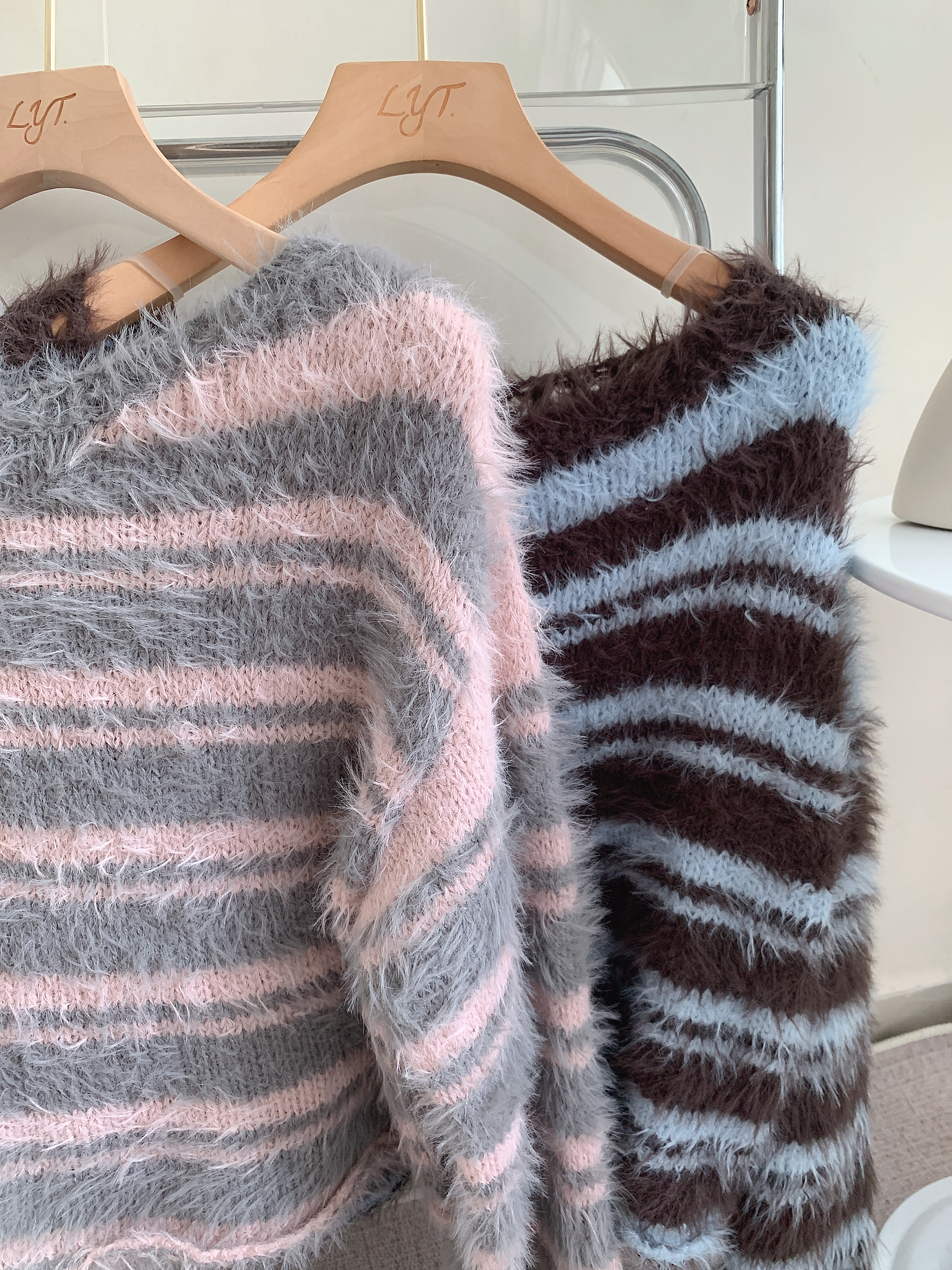 啡藍間水貂毛毛top