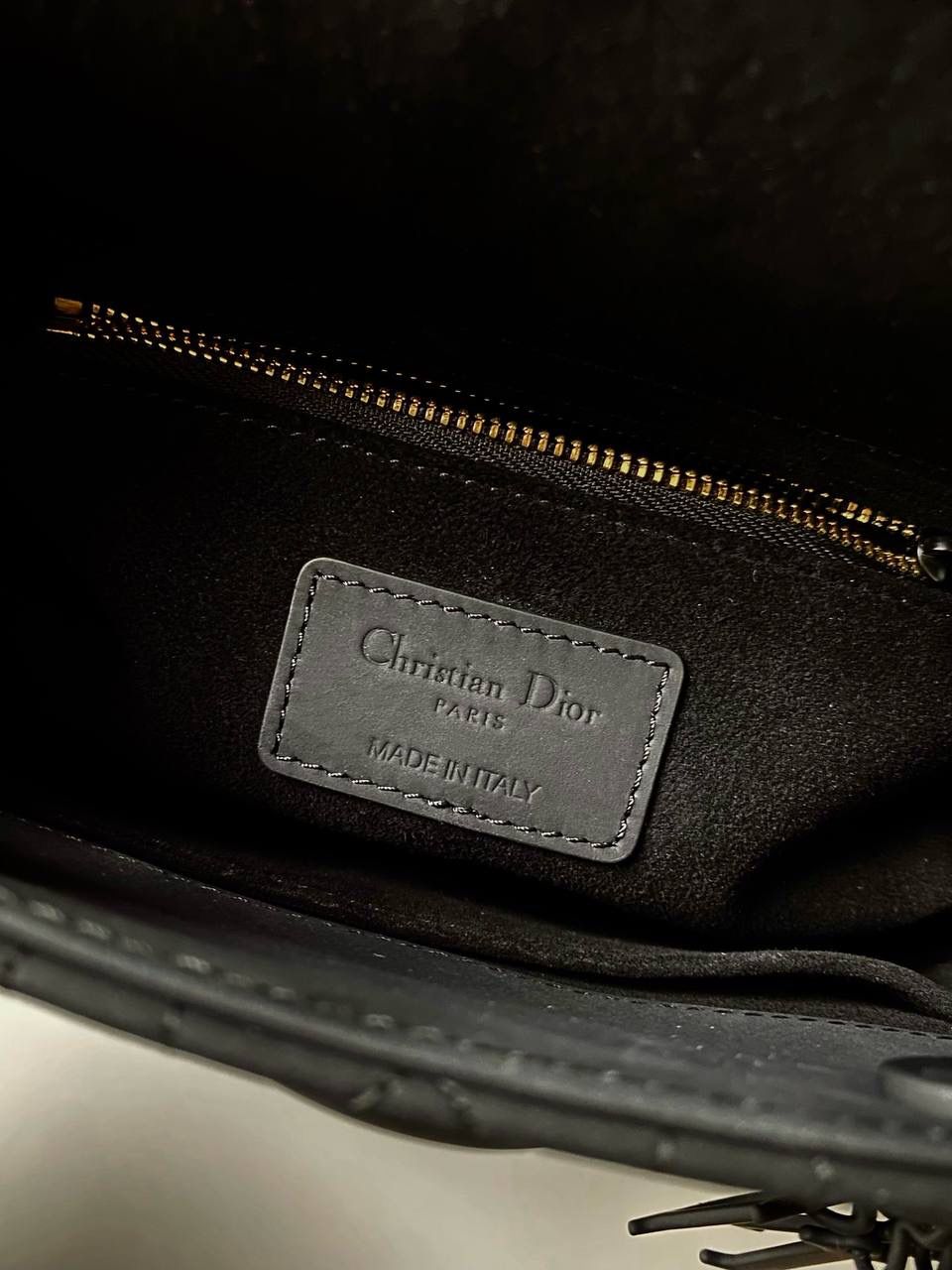 🈶磨砂黑 𝗗𝗜𝗢𝗥 𝗟𝗮𝗱𝘆磨砂四格 大热门款，老客的补单王 进口磨砂牛皮材质，同色哑光五金 比羊皮漆皮都要高级不少 没有了大家闺秀的矫柔造作 暗黑风多了些特立独行的酷劲儿 20×16.5×8cm #4360m