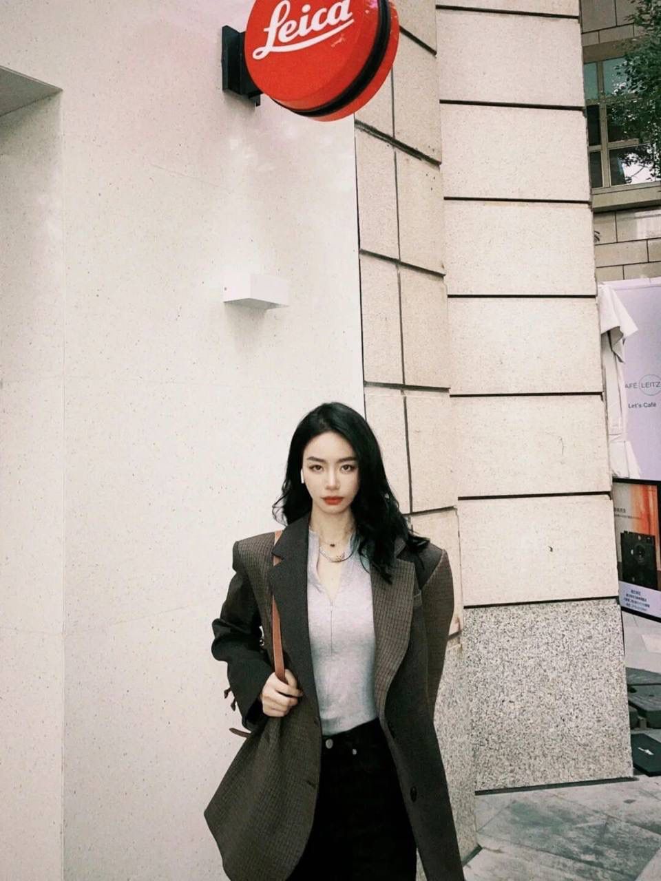 🔥大货实拍图 𝗖𝗘𝗟𝗜𝗡𝗘 ♥𝗧𝗥𝗜𝗢𝗠𝗣𝗛𝗘 𝗖𝗔𝗡𝗩𝗔𝗦 𝗙𝗢𝗟𝗖𝗢 型号：197662 尺寸：17*20*10cm 本命老花mini凯旋门背包🤎复古小巧，实用性设计🔥肩带长度可调节，单肩斜挎都很好看！