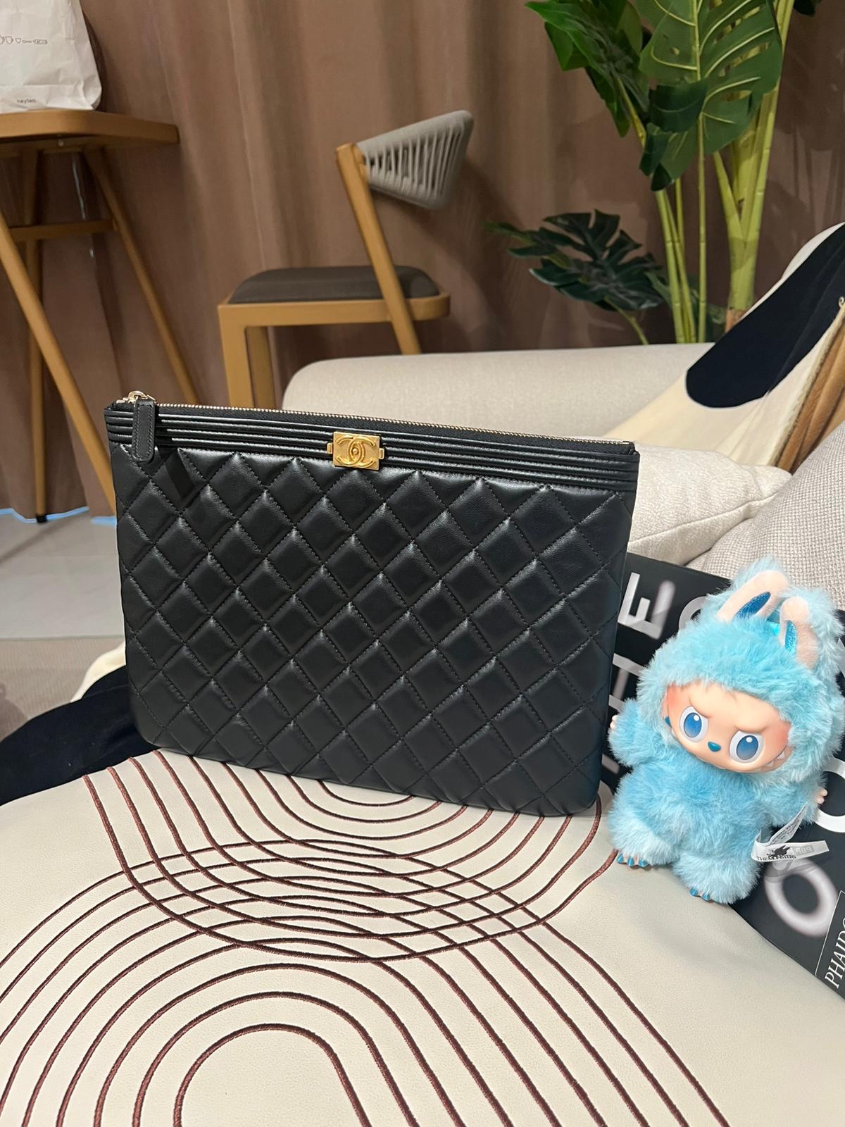Chanel clutch bag 黑色羊皮 boy 金扣 100%Authentic,98%new ✅card✅防塵袋