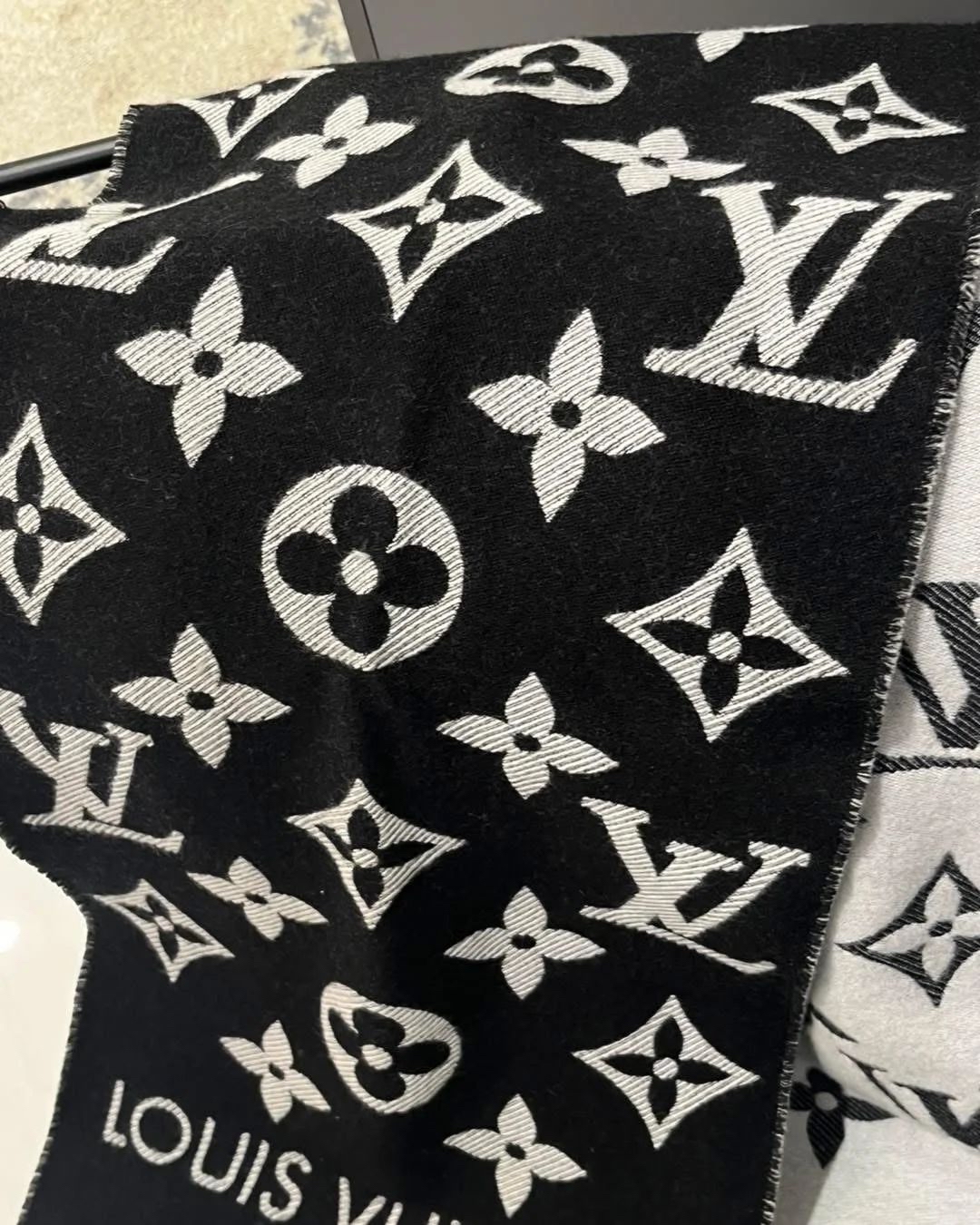 LV scarf Wool Scarf M77853 羊毛頸巾size:194x35cm 100% Authentic, 98%new ✅box