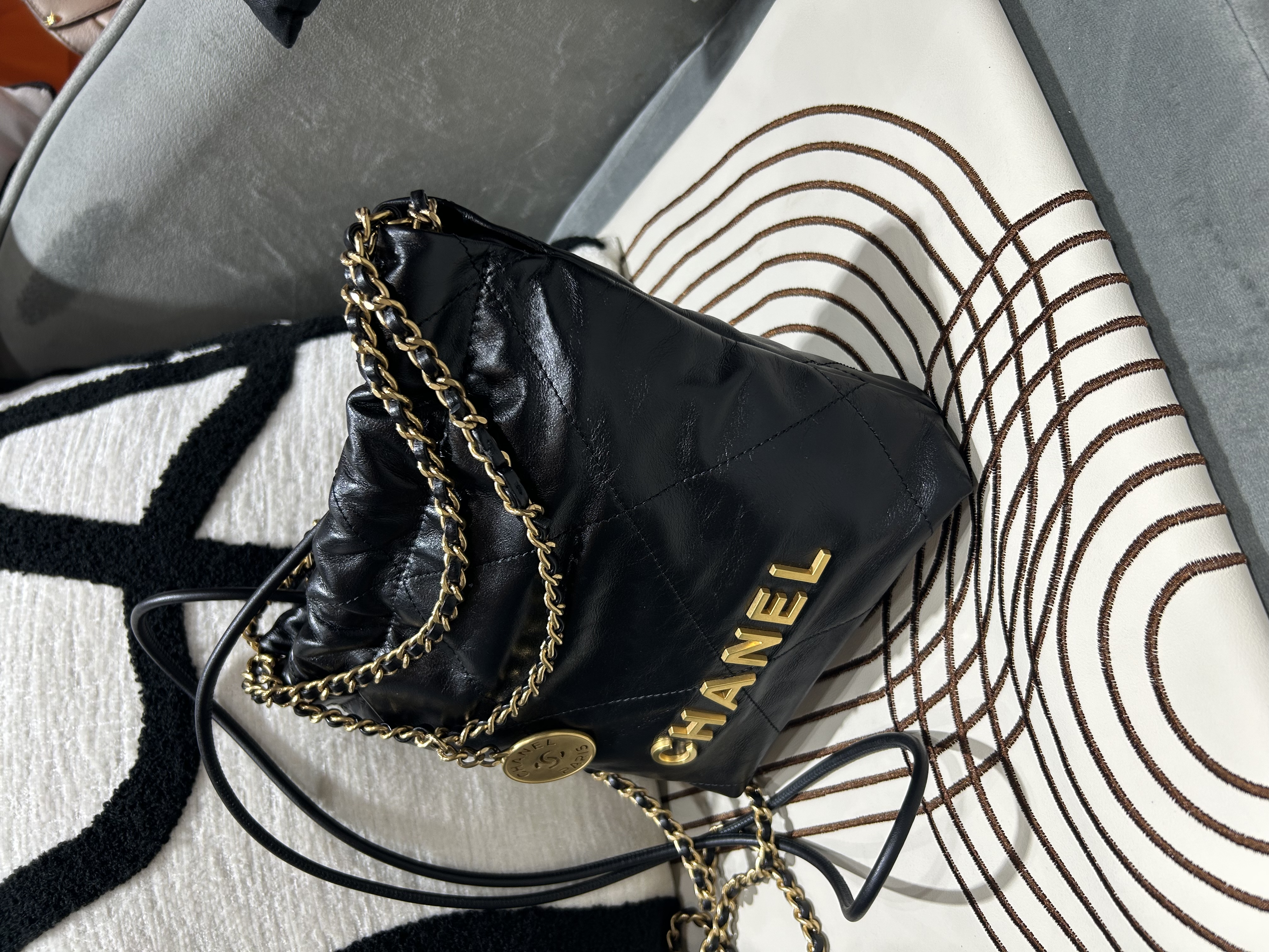Chanel 22 mini calfskin 黑色牛皮金鏈 100%Authentic, 98%new  ✅晶片✅dust bag ✅盒