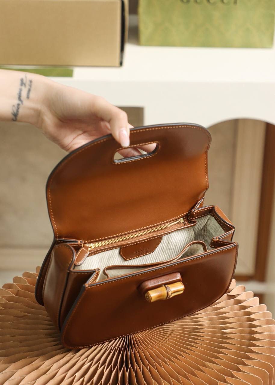 全皮复古竹节系列#675797# 正品皮▪️ ☑️尺寸：21*15*7cm 竹节象征着小古家生生不息的设计传承，也是经典的传承。全皮的材质，让整个包看起来更加有高级感‼️ 包身搭配两条肩带设计，运用多样化的日常搭配中， 给人演绎出不同的搭配风格。 半圆的包型，看起来更加硬朗气质，不仅具有高级气质感 却不失复古的韵味！这一次设计师把复古标志性的竹节带回到大家现代生活中，还掀起了一波好评风潮！