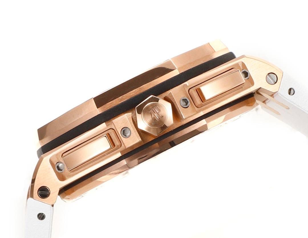 表盘以爱彼经典的大格纹为背景，一个个层次分明的方格排列，经过完美的打磨，将尽善尽美体现得淋漓尽致。三点位的日历表盘，在蓝宝石玻璃凹透镜的作用下，TPE扩大效果与原版一般无二。每一根大小表针，无论从各个角度来看都没有出现毛刺现象，这一点解决了大部分强迫症表友一直存在的烦恼！刻度与表针中间部位都采用瑞士进口夜光粉，每一个个体都做到手工填充，均匀饱满度是机器填充远远比拟不了的，亮度与发光颜色与原版几乎一致！机芯方面采用7750改3126的计时机芯，十二位的小秒，六点位和九点位的12小时计时与30分钟计时，完美的还原了原版的所有功能，经过JJF团队的精密打磨，大大提升了7750基础机芯的稳定性，缓解了一直以来计时机芯款式空有其表的尴尬现象！做到无可挑剔，堪称天花板级别，欢迎广大表友品鉴！💯🔥