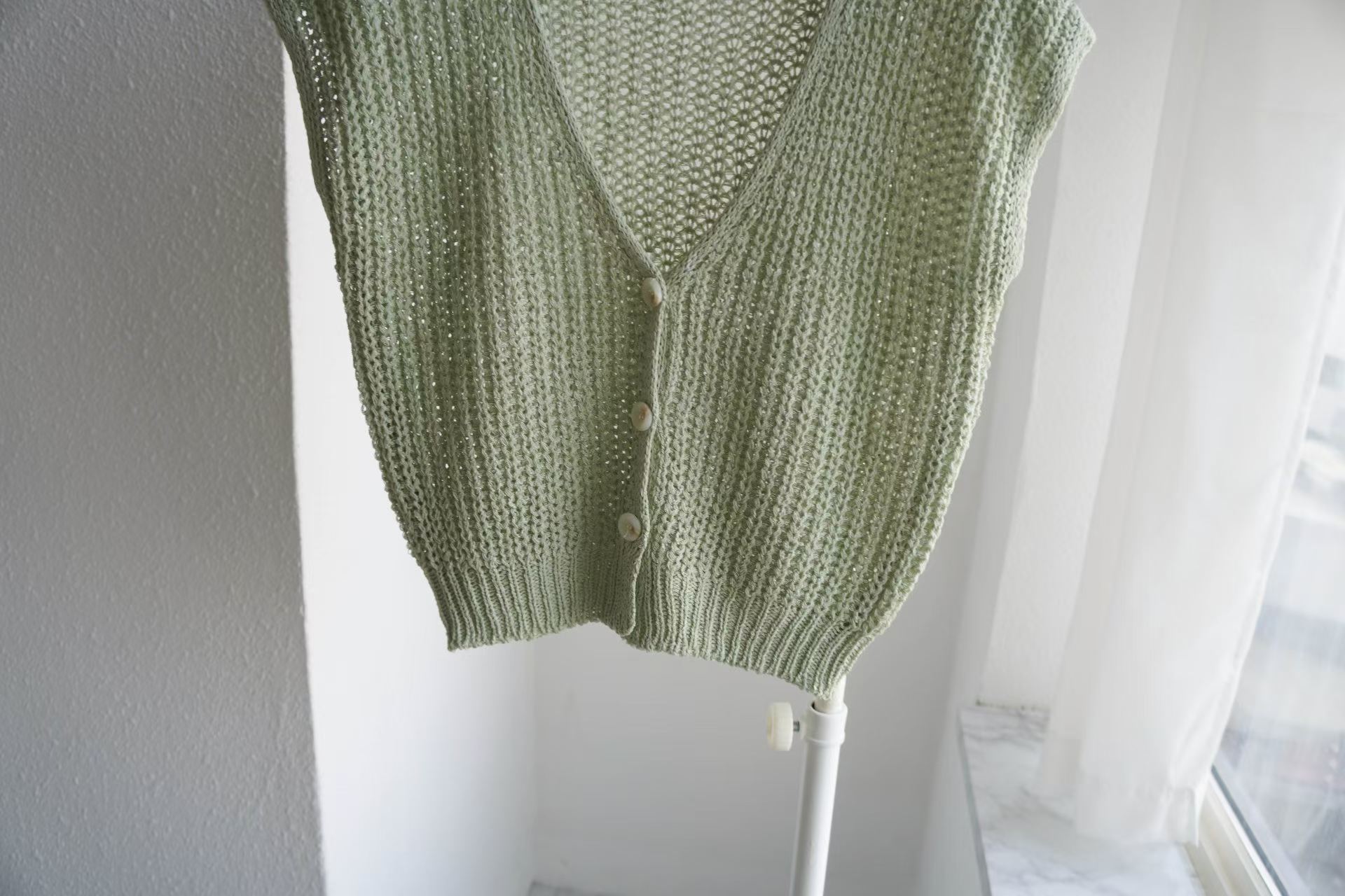 ＜限時預購＞ V 領鏤空針織背心 TW260307K02 《9/3截單，預計4月中旬到港》