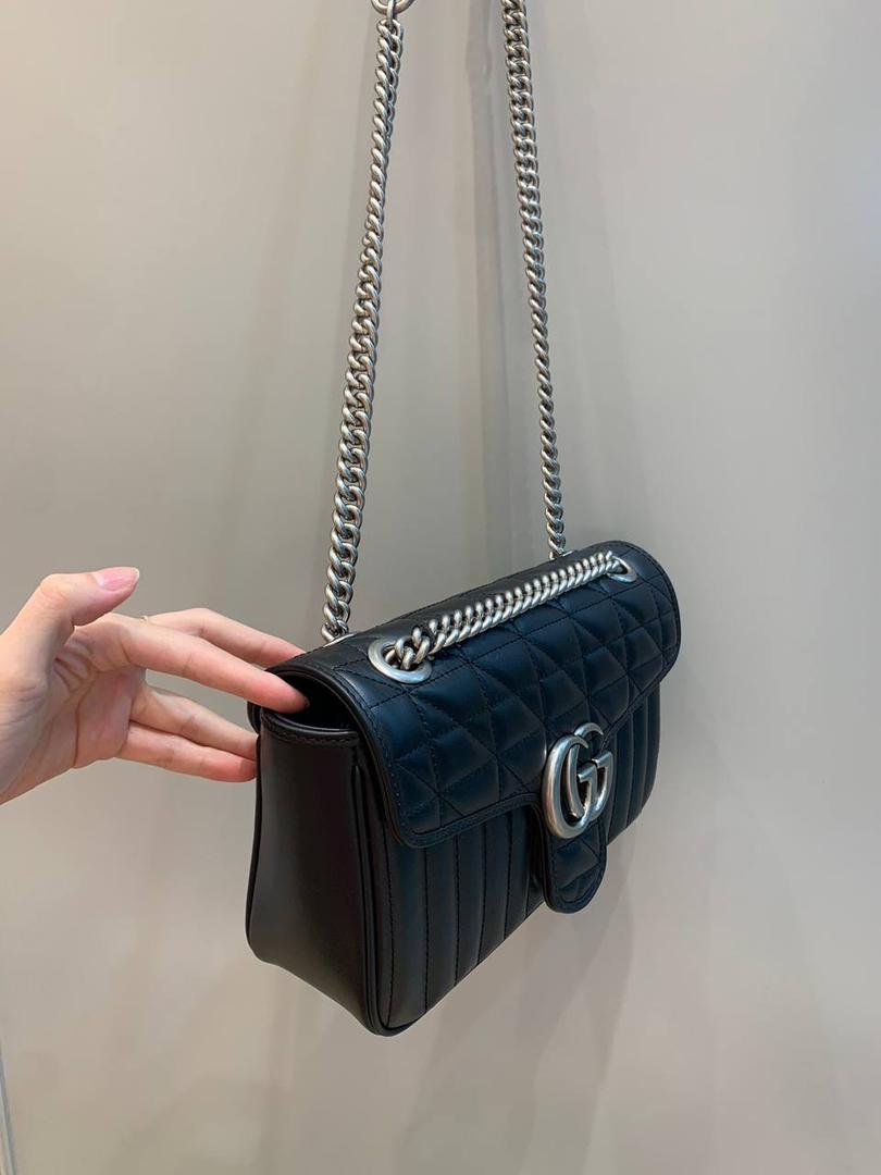 新背景实拍正品级 。几何系列黑色26cm‼️ 公认最百搭的黑色，无论什么，黑色都是可以闭眼入不踩雷的颜色，新花样新感觉，搭配银色五金也是绝配，棱格饱满度绝对很加分‼️ 型号443497；尺寸26/15/7cm