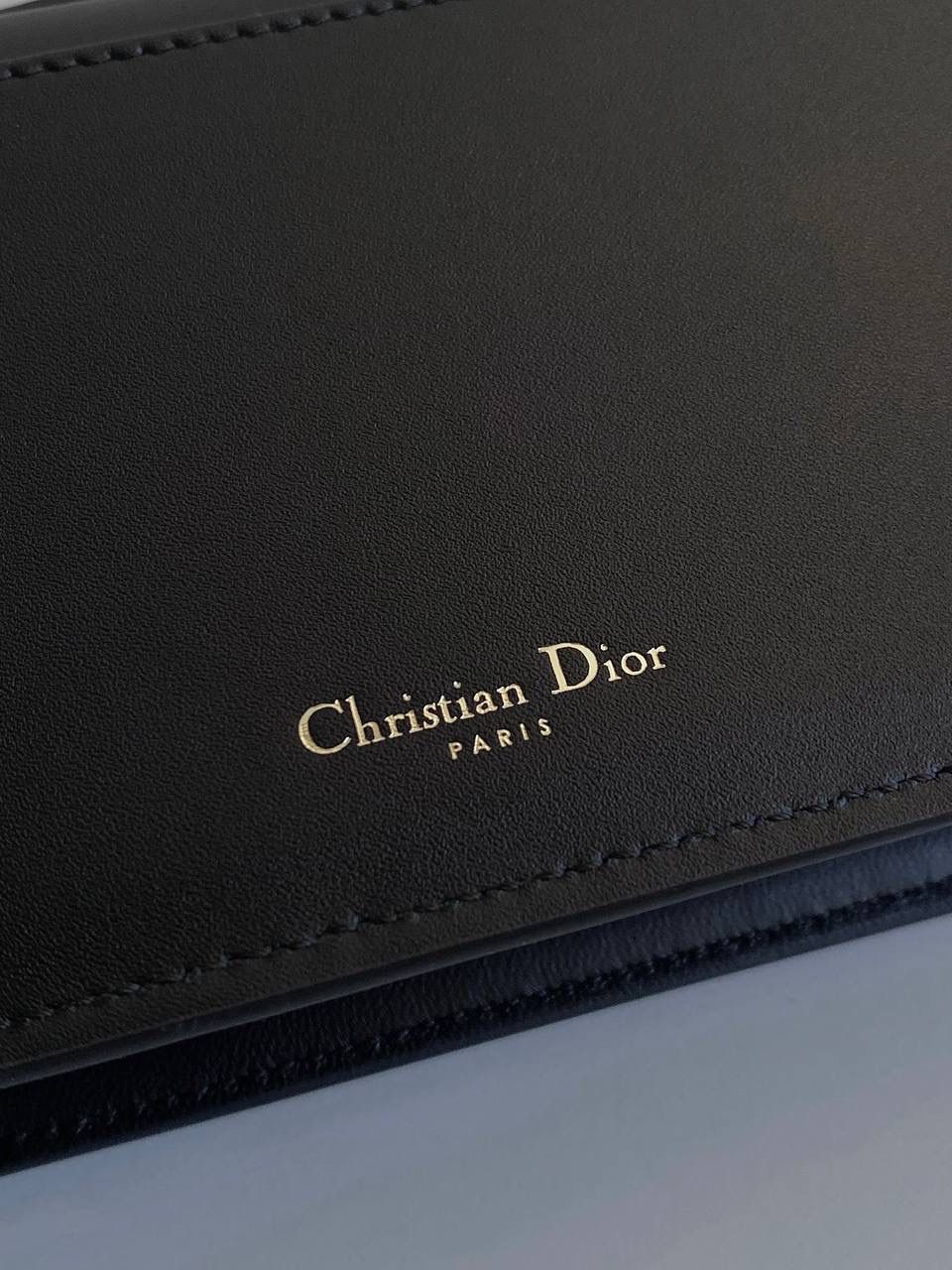 🈶全皮黑 𝗗𝗜𝗢𝗥 𝗦𝗶𝗴𝗻𝗮𝘁𝘂𝗿𝗲 链条手袋 全新系列一出直接萌翻天，很难不火 通常在金属包扣或链条装饰的CD字母 这次当了回主角，直接放大像极了猪鼻子 压印浮雕质感和字母的立体弧度，好高级 成了包身上一眼就能看到的重点元素 女生风格多面，包包更是如此 当一只小可爱不仅可以斜挎单肩 还能拎着当手拿包，搭配丝巾腋下背 基本就已经被拿捏住了！！ 翻盖开合像个小盒子，日常通勤容量OK 21×11×5cm，#8133m