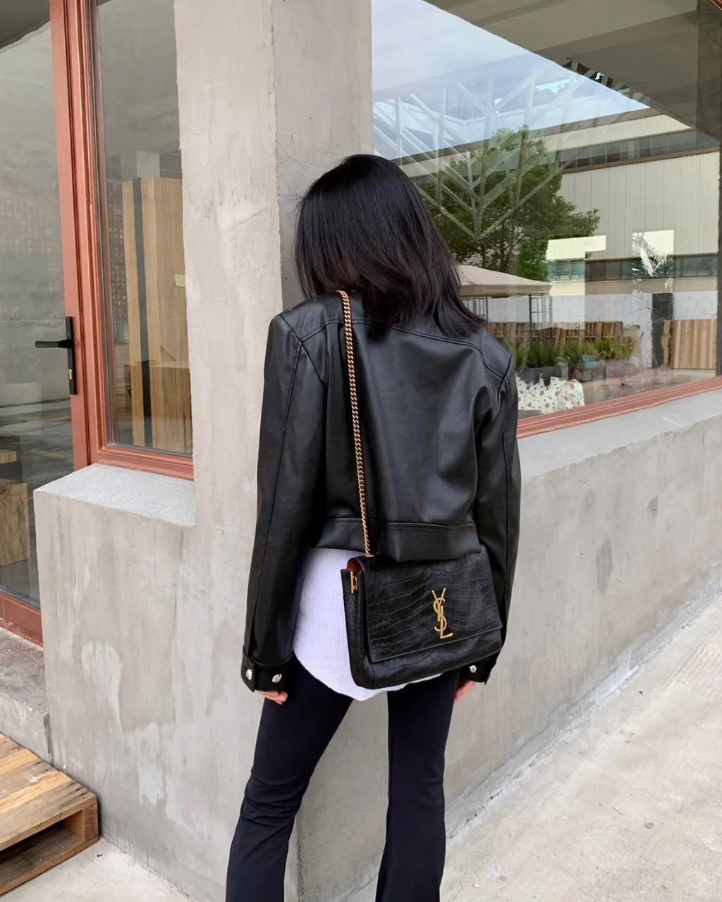 经典王🔥 ys1 kate双面鳄鱼纹/麂皮棕中号🐻 我个人很喜欢的一只ys1 一只包有两种风格(双面能用) 春夏用牛皮面，秋冬用麂皮面 有没有和我一样不喜欢定型包的姐妹 就喜欢这只双面kate软piapia的随性感☺️ 容量贼大，自重还轻，爱了爱了～ 28.5×20×6cm553804m