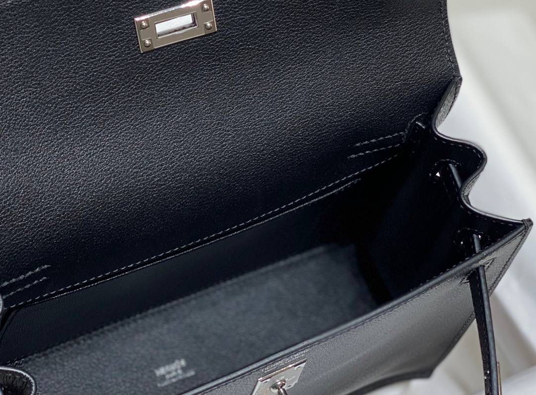 『黑银』 ‘’Kᴇʟʟʏ ᴅᴀɴsᴇ • Evercolor 🎀 时尚圈就是一个圆！ 最厉害的就是六种背法： 斜背、侧背、肩背、腰包、背包、手包 集美们一定要安排起来‼️ 22Cm