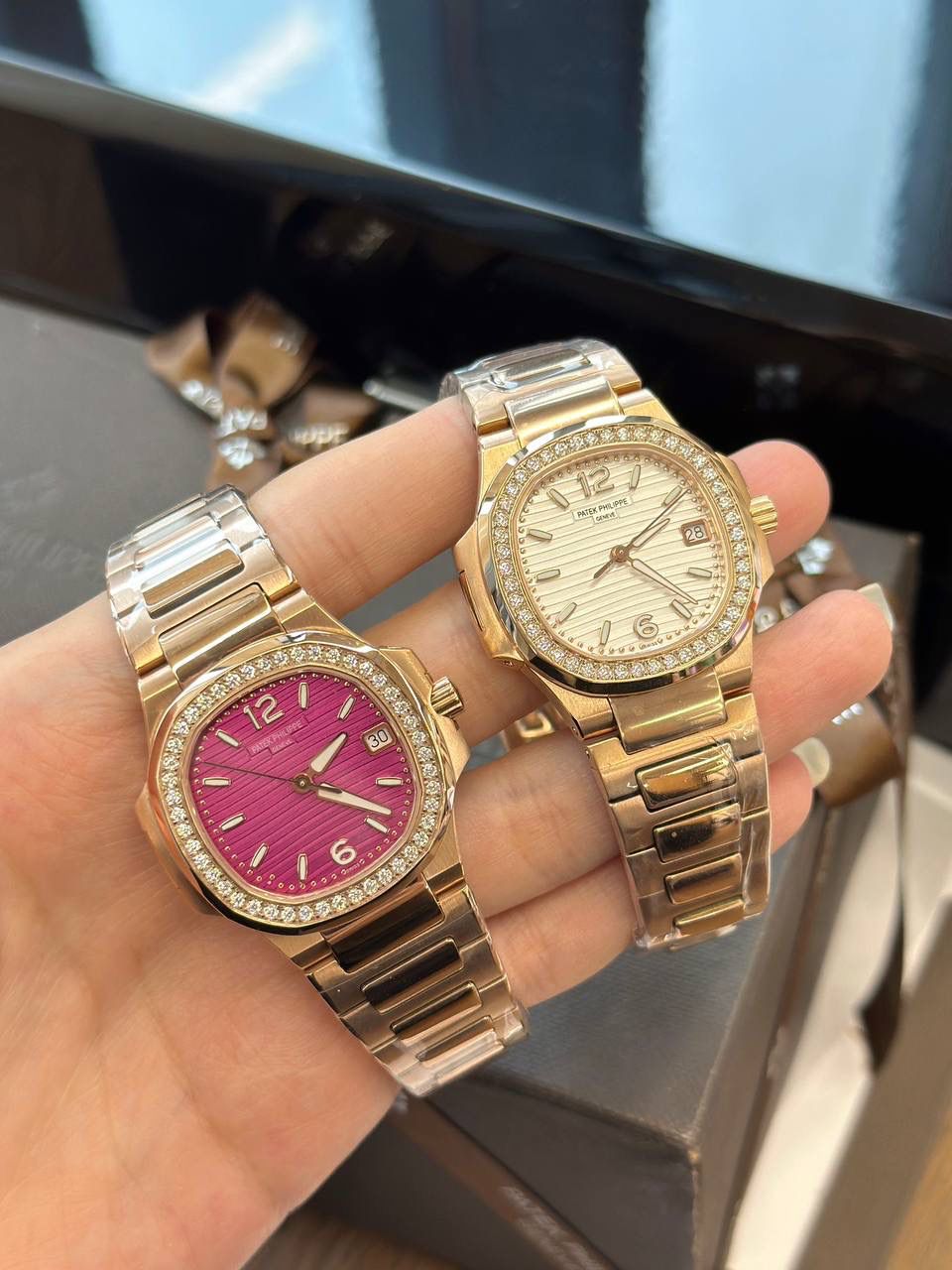 百达翡丽【最薄版本】夏日将至，轻薄凉爽 重金打造天花板PP鹦鹉螺7010系列！😍💯 原版尺寸：32mm直径，6.9mm厚度。搭载瑞士进口石英机芯。此款鹦鹉螺女款不仅拥有男表的优雅运动风格，还增加了几分柔美、使得女装腕表更加个性时尚，也是当下最热门的PP女士腕表之一！表壳316精钢镶钻46颗明亮式奥宝水钻，6.9厚度真正做到薄如蝉翼，整表真空颅内白金及玫瑰金双色任选，带来非凡触感与视觉享受，呈现璀璨光泽！