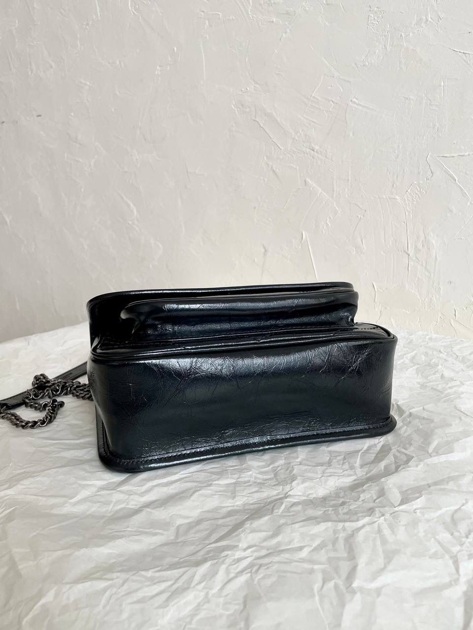 镇店之宝🔥 ys1 niki 油蜡皮黑色：银链小号🛞 作为他们家的must have之一 我们找到了专门做了10余年ys1的老师傅来做 按他的话说，闭着眼睛都能做出来 原厂皮，全钢五金，半金半银的烫金logo 这个包真的做得非常非常好！ 我们也和zp一样同步更新了两个"D扣"小耳朵 听我一句，niki种草了就一定要买 几乎每个买了niki的姐妹都会后悔买晚了！ 早买早享受咯～ 小号：22×16×7.5cm633160m 中号：28x20x8.5cm633158m