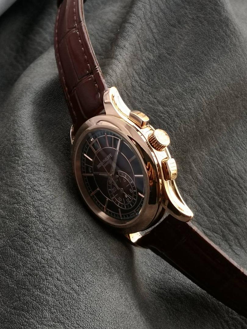 2024墙裂推荐 重金打造经典时计】——百达.翡丽复杂功能系列5905R-010重磅登场，迄今推出的首款Nautilus复杂腕表，以超复杂的工艺技术打造休闲运动腕表。 1⃣️小身板大能量：尽揽以下功能∶12点位日历功能 10点位星期功能 2点位星期功能 6点位24小时。所有功能都可正常使用。 2⃣️机芯采用复刻版Cal.240自动上链机芯，在实现外观的逼真前提下，功能一并完美诠释。 3⃣️改装大师独立制表人，倾情参与定制改装表盘颜色，给予独一无二的腕表增添有趣的灵魂！ 匠心力作 欢迎各位表友品鉴！