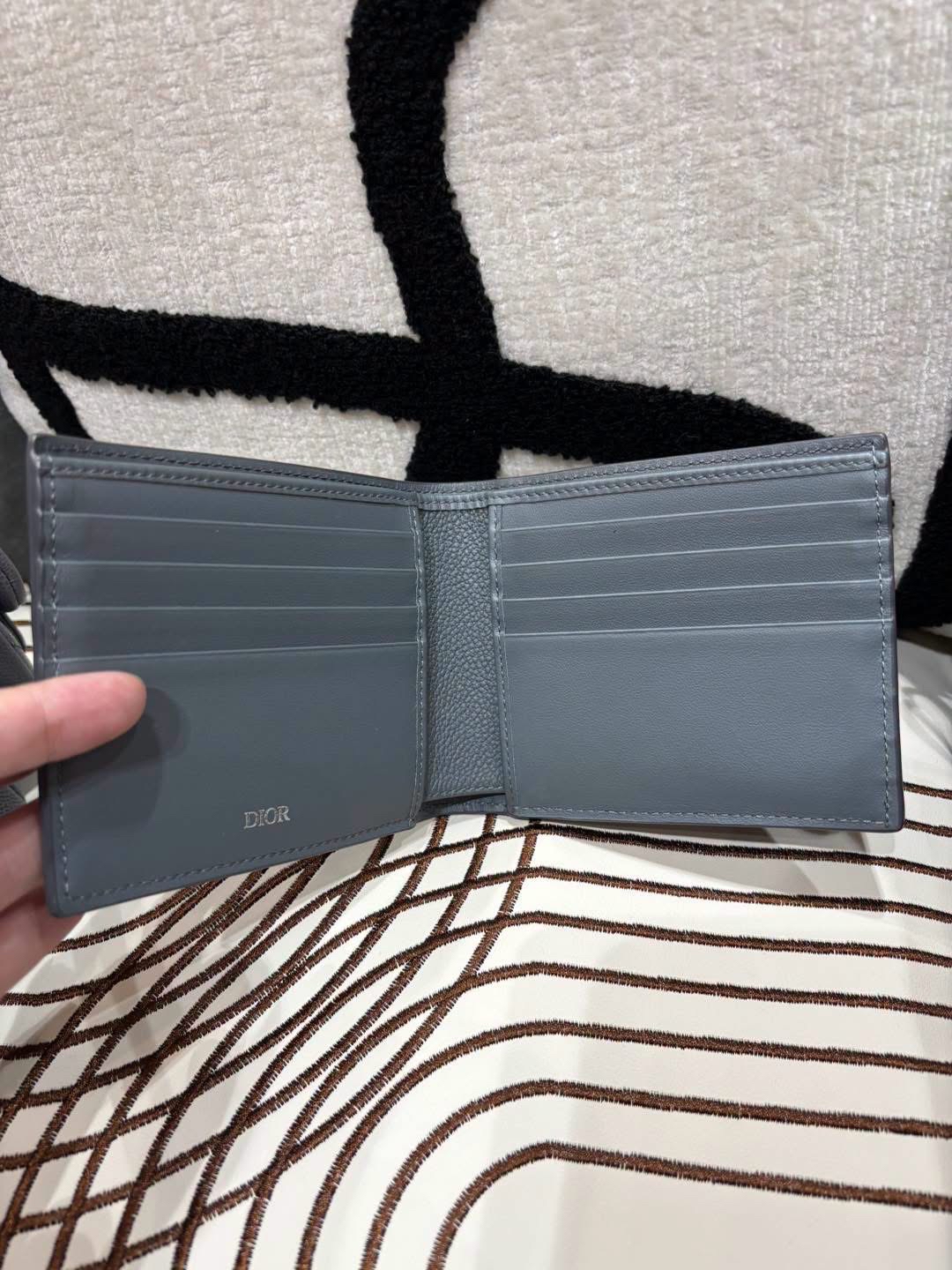 Dior wallet calfskin 100%Authentic, 99%new✅box