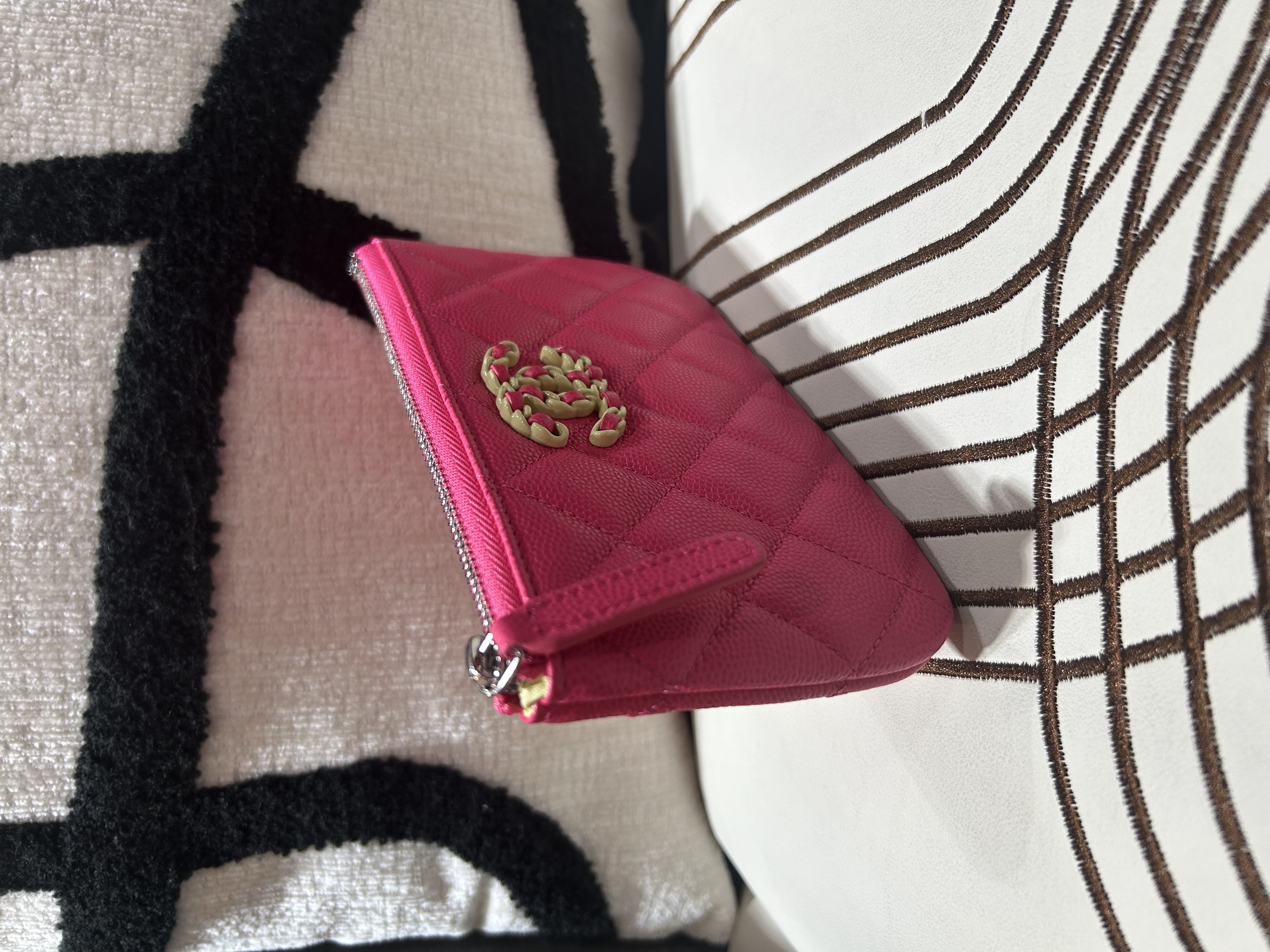 未使用品 Chanel 19 Mini Zip pouch 荔枝牛皮 100%Authentic,未使用unused ✅晶片貼✅塵袋