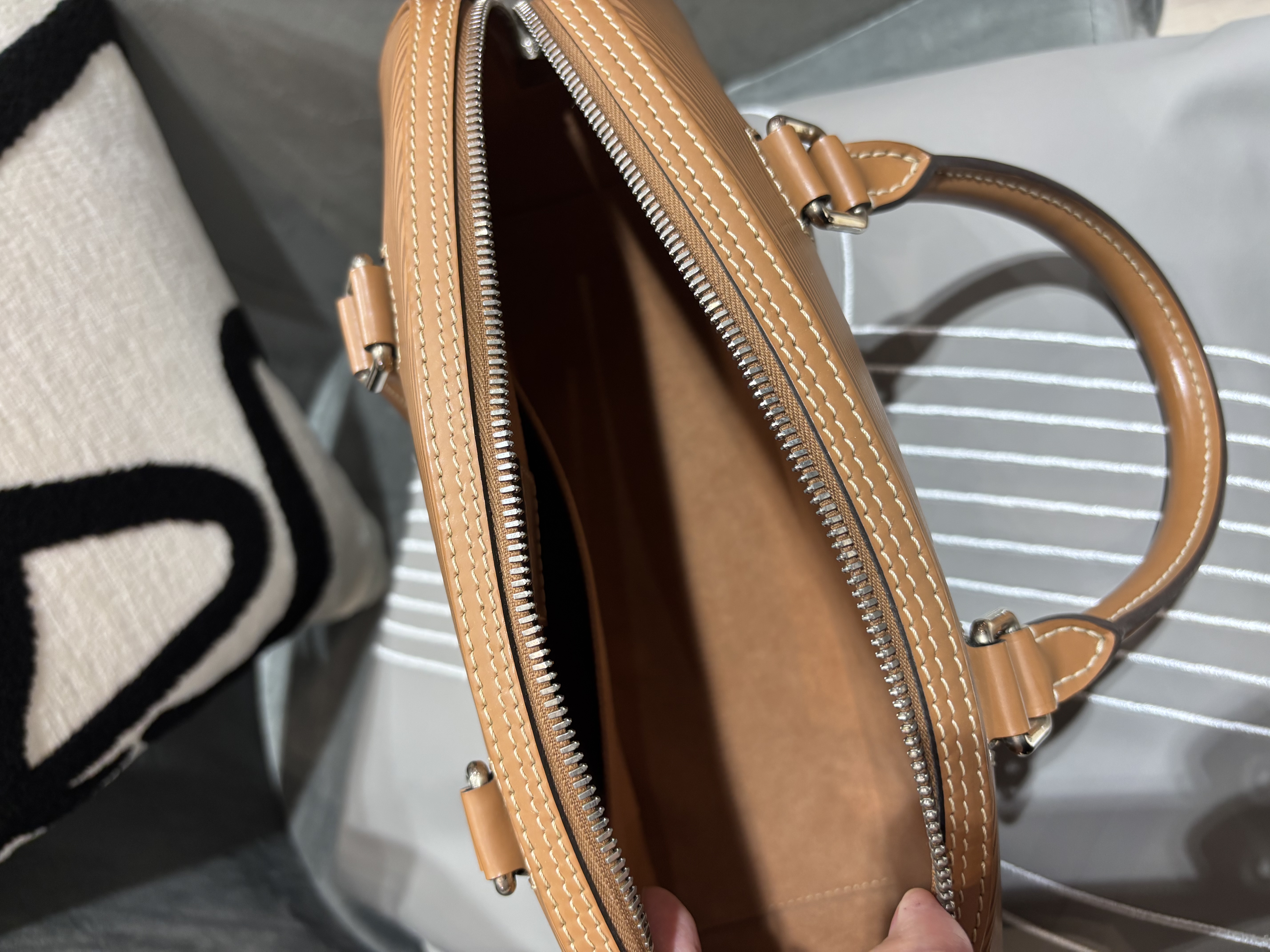 Lv Jasmine handbag epi leather 100%Authentic, 95%new