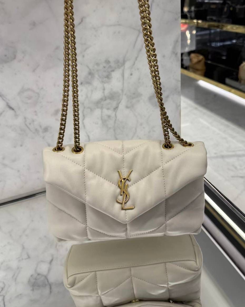 mini toy这个尺寸也好好看哦！ 夏天背小白包就是降温☺️☀️🌱 ys1 loulou puffer绗缝羊皮包 mini白金🖱️ 每家每户都有出个软绵绵的云朵包 它能从中脱颖而出有它的道理 特别洋气千金风，上身是真好看！ 小羊皮手感也软乎乎的很舒服 自重轻容量大～ 通勤日常都no problem☺️ 29×17×11cm577476m 23×15.5×8.5cm759337m