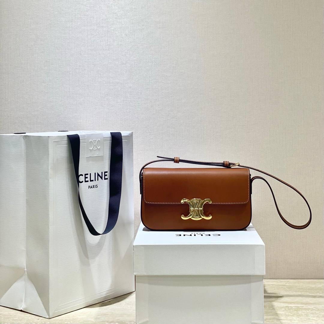 🔥大货实拍图 𝗖𝗘𝗟𝗜𝗡𝗘 ♥ 𝗧𝗥𝗜𝗢𝗠𝗣𝗛𝗘 𝗦𝗛𝗢𝗨𝗟𝗗𝗘𝗥 𝗕𝗔𝗚 感觉这两年𝐂𝐞𝐥𝐢𝐧𝐞是不是打开了任督二脉！出的包是越来越绝了！新款凯旋门腋下包简直惊喜爆棚！确认过眼神是我想要的包！必须要拥有的那种❗️型号：194143 尺寸：20*10*4cm