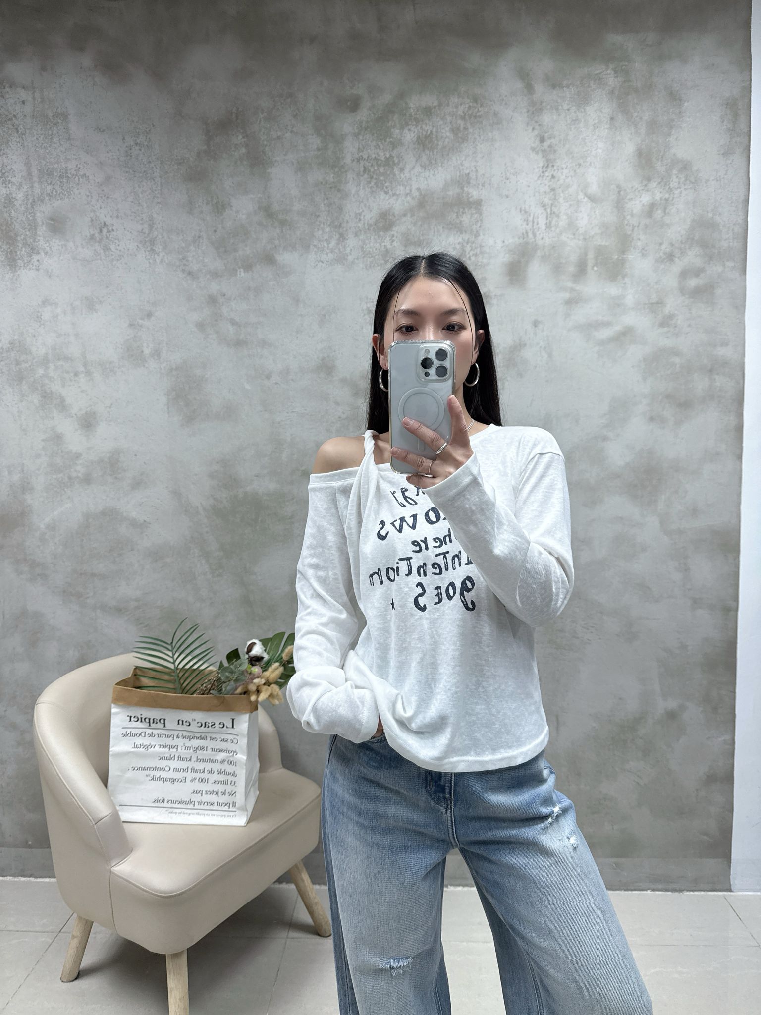 A10 扭結露膊英文字Top