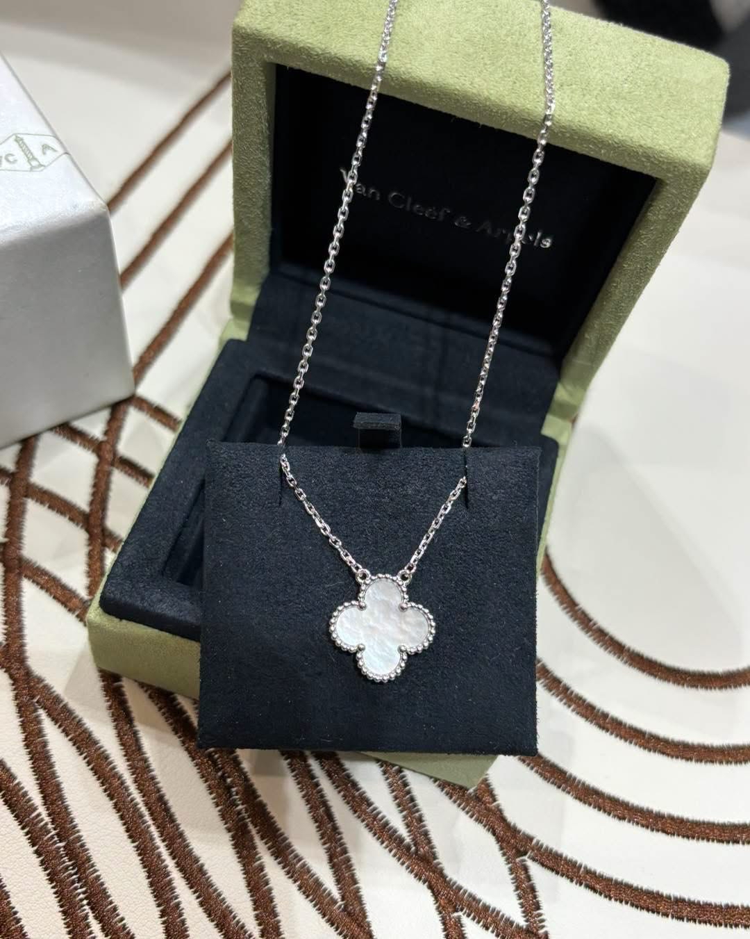 全新 VAN CLEEF & ARPELS VCA Vintage Alhambra吊墜 珍珠母貝白金18K頸鏈  100%Authentic, 全新未使用品✅證書✅Box