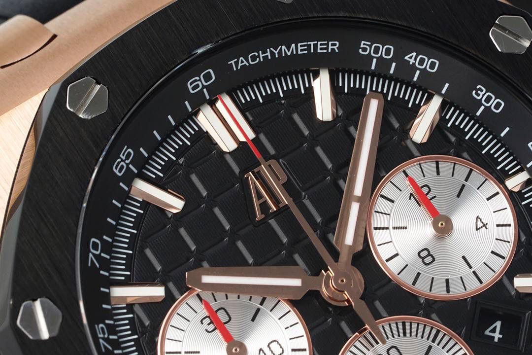 独家开发爱彼皇家橡树离岸系列26420，购入原装1.1打造💯🔥全表采用德国最新cnc技术，每个细节都同步原装，表带表扣通用原装技术实现快拆技术可同原装互换，字面采用最新款纵横格纹面，上手霸气豪华，机芯使用最强丹东机芯外观复刻原装4401机芯实现正面反面与原装难分雌雄。首批数量有限先到先得。首批颜色分别为，1，玫瑰金熊猫眼，2，最火沙漠黄烟熏盘，3，经典蓝盘白眼，4灰盘蓝眼睛，5，经典百搭白熊猫。