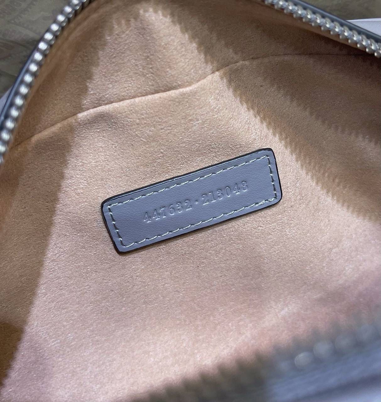 ✈️✈️✈️🔥𝐌𝐚𝐫𝐦𝐨𝐧𝐭菱格原厂皮# ▫️型号447632 ▫️尺寸 24*14*8cm 全新经典款相机包 ，整个包身下血本都用了原厂牛皮❗️最基础的包型.立体棱格绣花在灯光下让整个包活跃了起来，肩带可调节上身太好驾驭 不挑身高，也是全球打人必备的百搭单品！