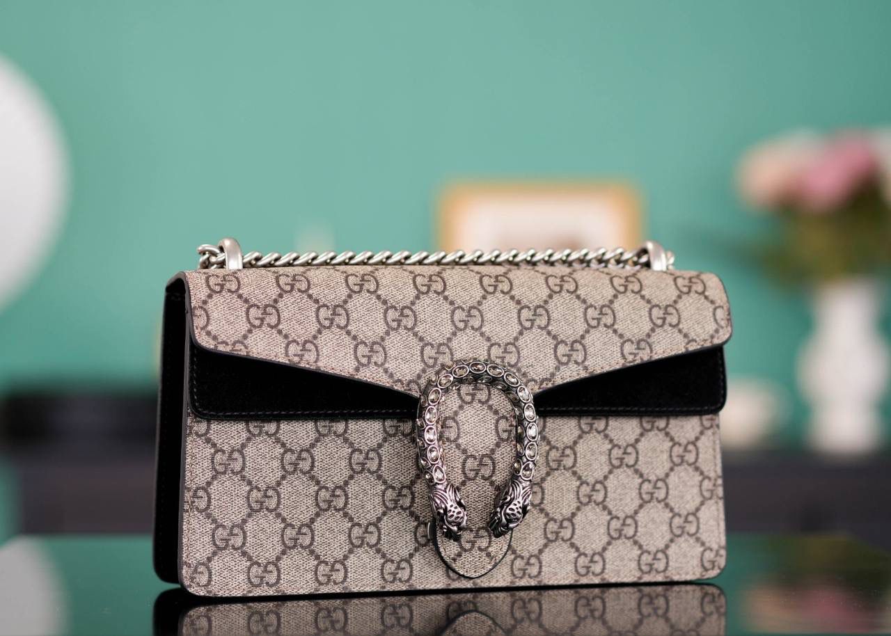 🥯GG。 Dionysus系列经典酒神 钻扣黑色25cm 正品售价¥24.000 新尺寸设计一出来让人拍手叫绝 GG的设计师真的太懂女人了 从前纠结大号太大小号太小的姐妹，这会可以冲了 最新的酒神钻扣新款虎头镶嵌上了施华洛世奇水晶钻，整个包洋气时尚特别气质 而且改良后的包身自重很轻，尺寸大小很完美 官方款号 499623 尺寸：25x13x7cm