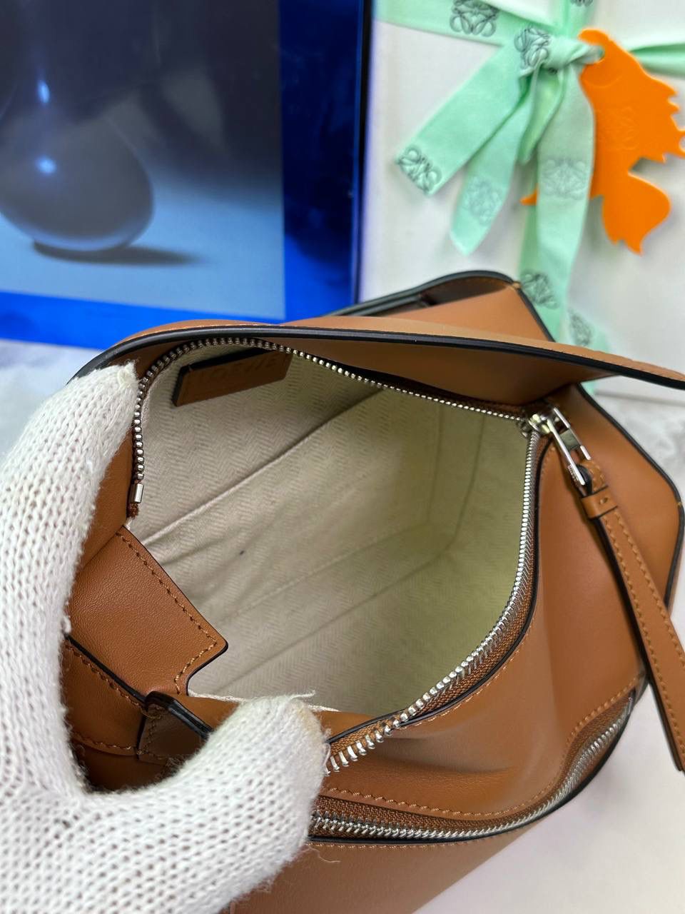 ⭐️最新升级版𝟮.𝟬-𝗣𝘂𝘇𝘇𝗹𝗲腰包⭐️ （土黄到货‼️） 尺寸：𝟮𝟰-𝟭𝟬.𝟱-𝟭𝟲𝗰𝗺 款号：052343 👉🏻长方体形状和精确的切割技巧创造出Puzzle 腰包以及独特的几何线条成为 “Loe罗家”的著名代表作~ 👉🏻金属搭扣开合，刻有标志logo徽标，可调节肩带，翻盖大容量插袋和一个外部拉链口袋，🐂柔软细腻napa小牛皮，正品Ykk五金，Anagram压纹，人字纹棉麻帆布内里 👉🏻（男女♀♂同款）大小非常合适。胸包、背包、单肩、斜挎、腰包五种背法任你解锁🔒 👉🏻 （独家背景➕独家品质➕独家包装➕独家控制对版细节📦➕精致全套礼盒套装❤️） 重点：让你花最少的钱💰体验最大的仪式感❤️