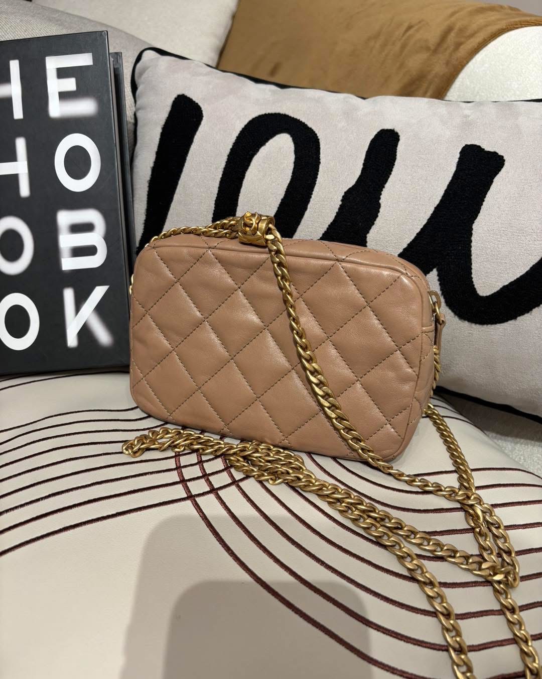 Chanel camera bag  100%Authentic, 90%New ✅晶片 ✅Dust bag