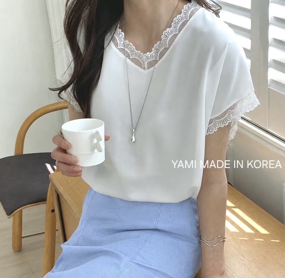 Made in Korea 🇰🇷拼邊通花top